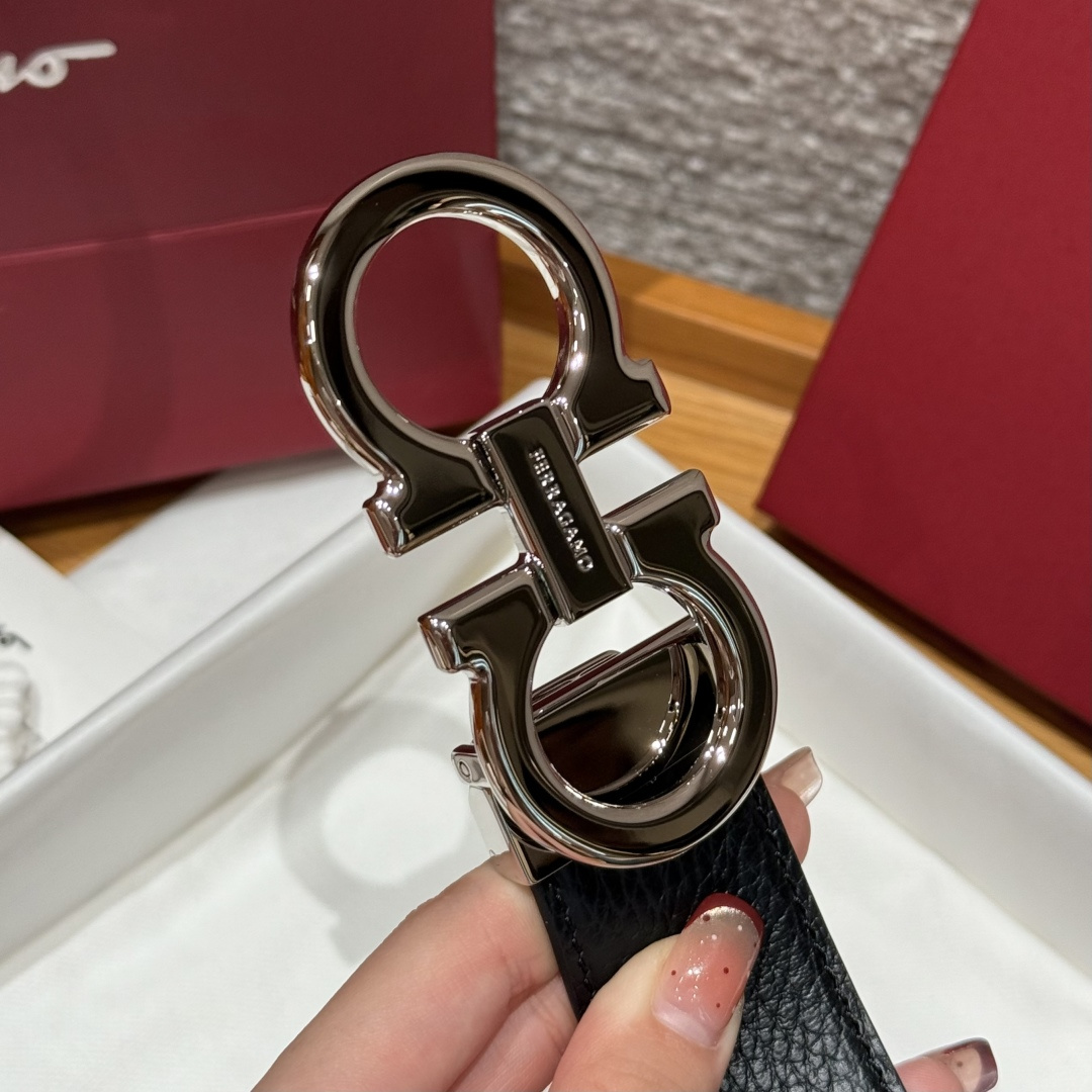 SF双面可调式Gancini皮带删繁就简，这款皮带造型简约，是现代时髦风格的典范，皮带由锤纹牛皮革制成，