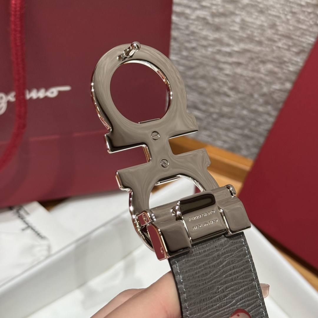 SF双面可调式Gancini皮带删繁就简，这款皮带造型简约，是现代时髦风格的典范，皮带由锤纹牛皮革制成，