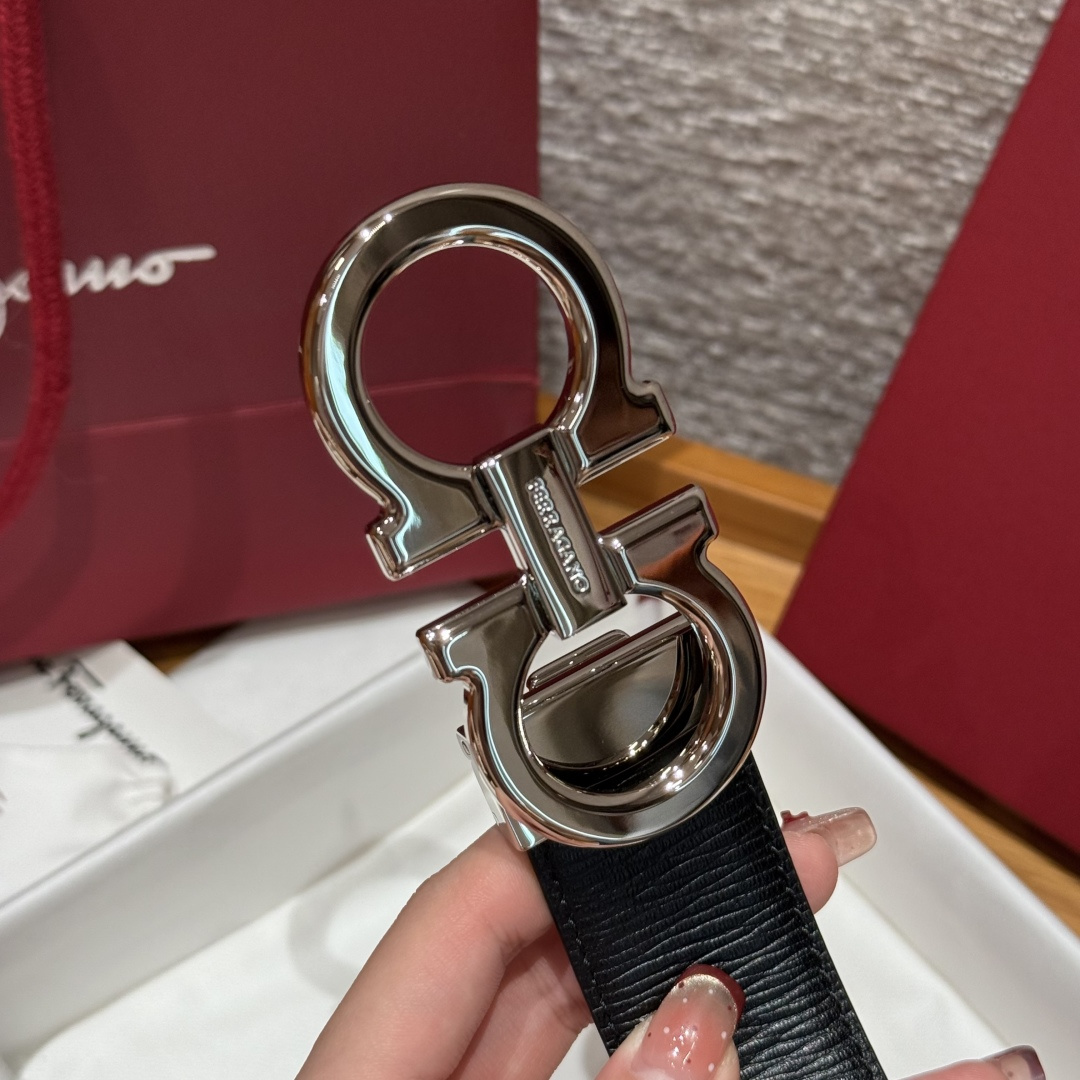 SF双面可调式Gancini皮带删繁就简，这款皮带造型简约，是现代时髦风格的典范，皮带由锤纹牛皮革制成，