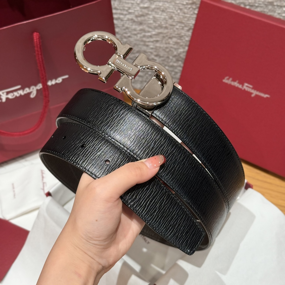 SF双面可调式Gancini皮带删繁就简，这款皮带造型简约，是现代时髦风格的典范，皮带由锤纹牛皮革制成，