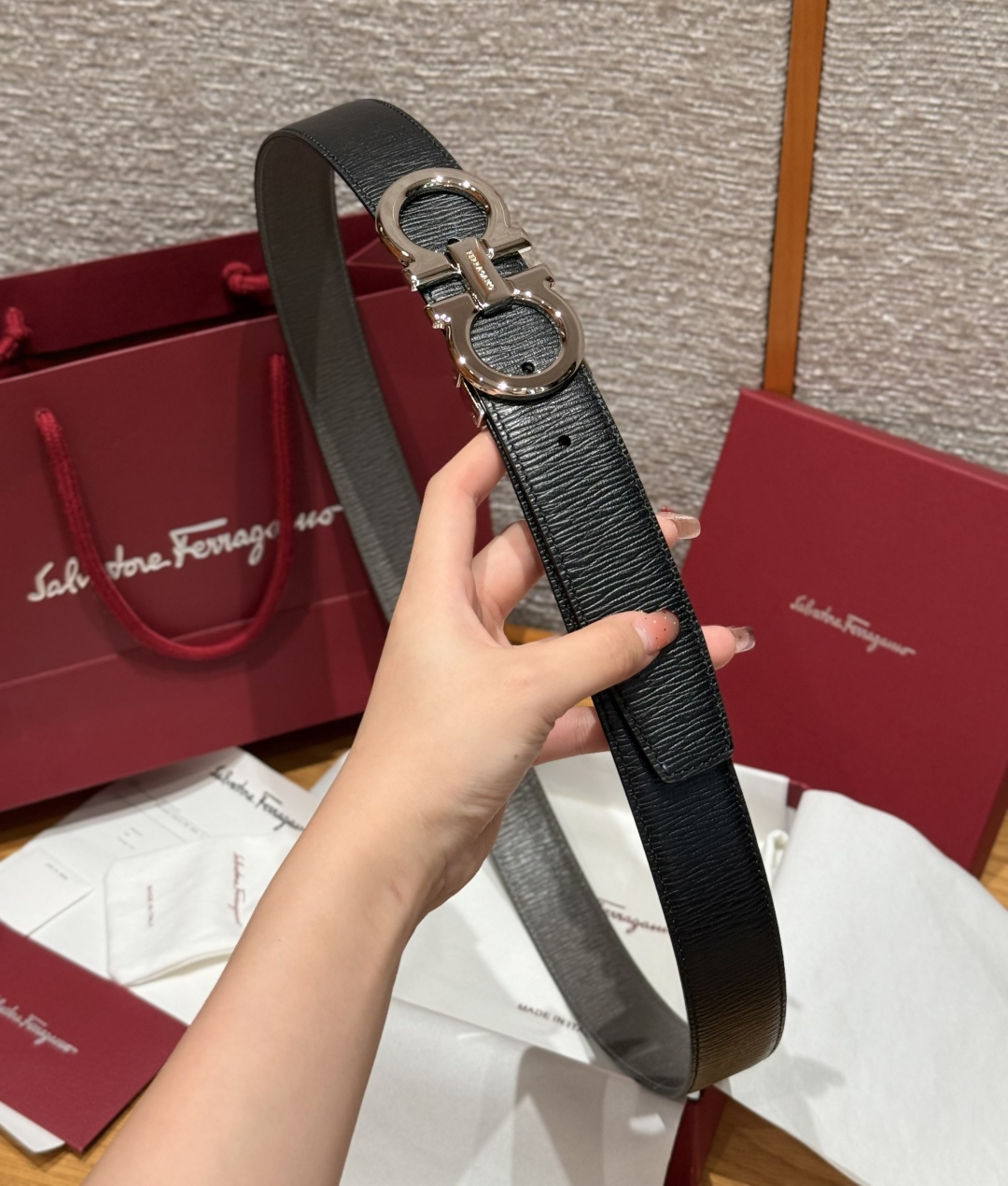 SF双面可调式Gancini皮带删繁就简，这款皮带造型简约，是现代时髦风格的典范，皮带由锤纹牛皮革制成，