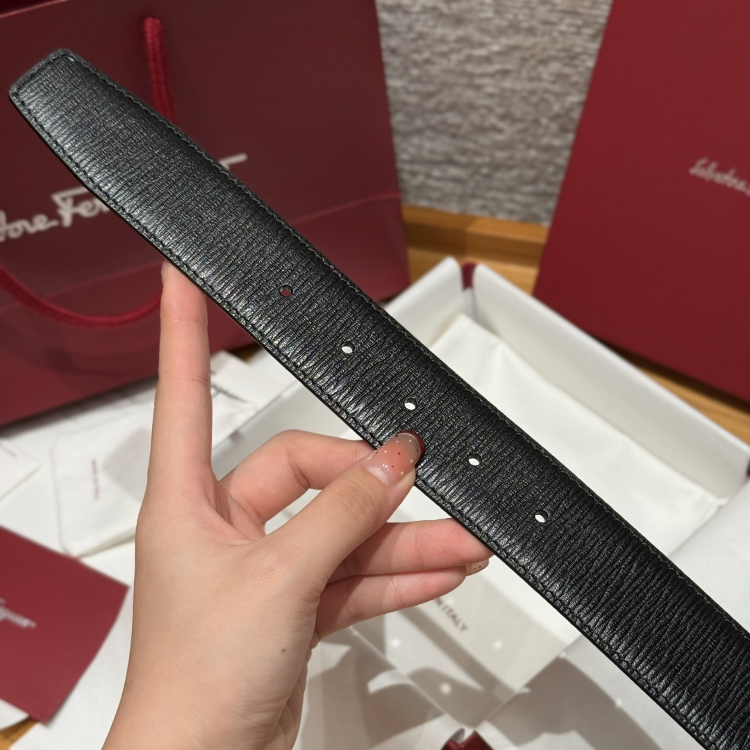 SF双面可调式Gancini皮带删繁就简，这款皮带造型简约，是现代时髦风格的典范，皮带由锤纹牛皮革制成，