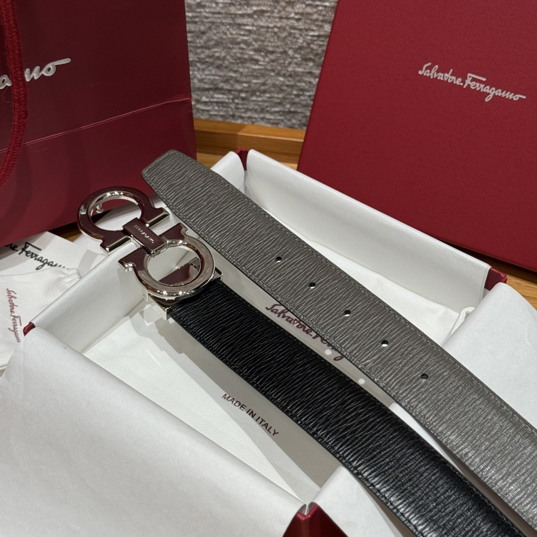 SF双面可调式Gancini皮带删繁就简，这款皮带造型简约，是现代时髦风格的典范，皮带由锤纹牛皮革制成，