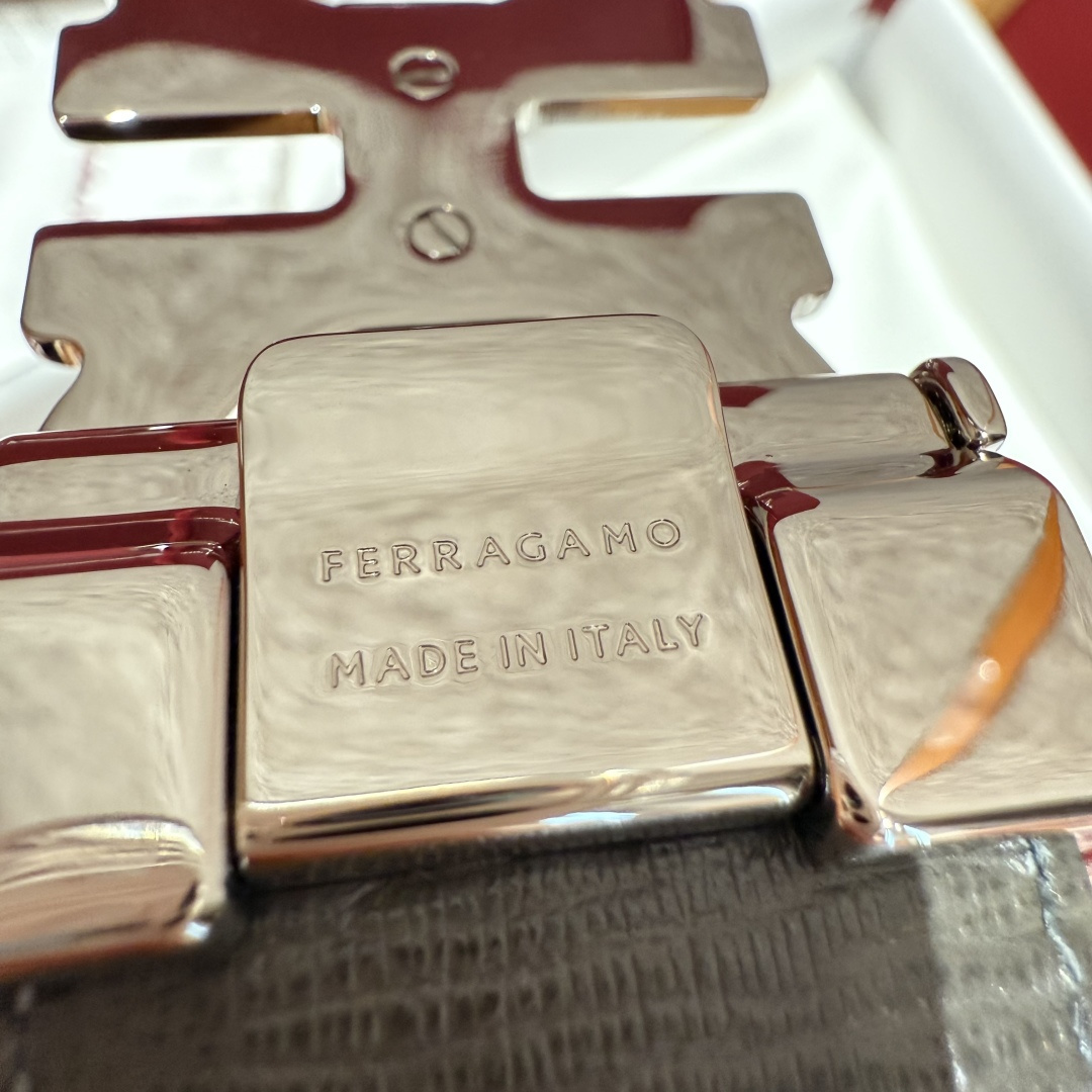 SF双面可调式Gancini皮带删繁就简，这款皮带造型简约，是现代时髦风格的典范，皮带由锤纹牛皮革制成，