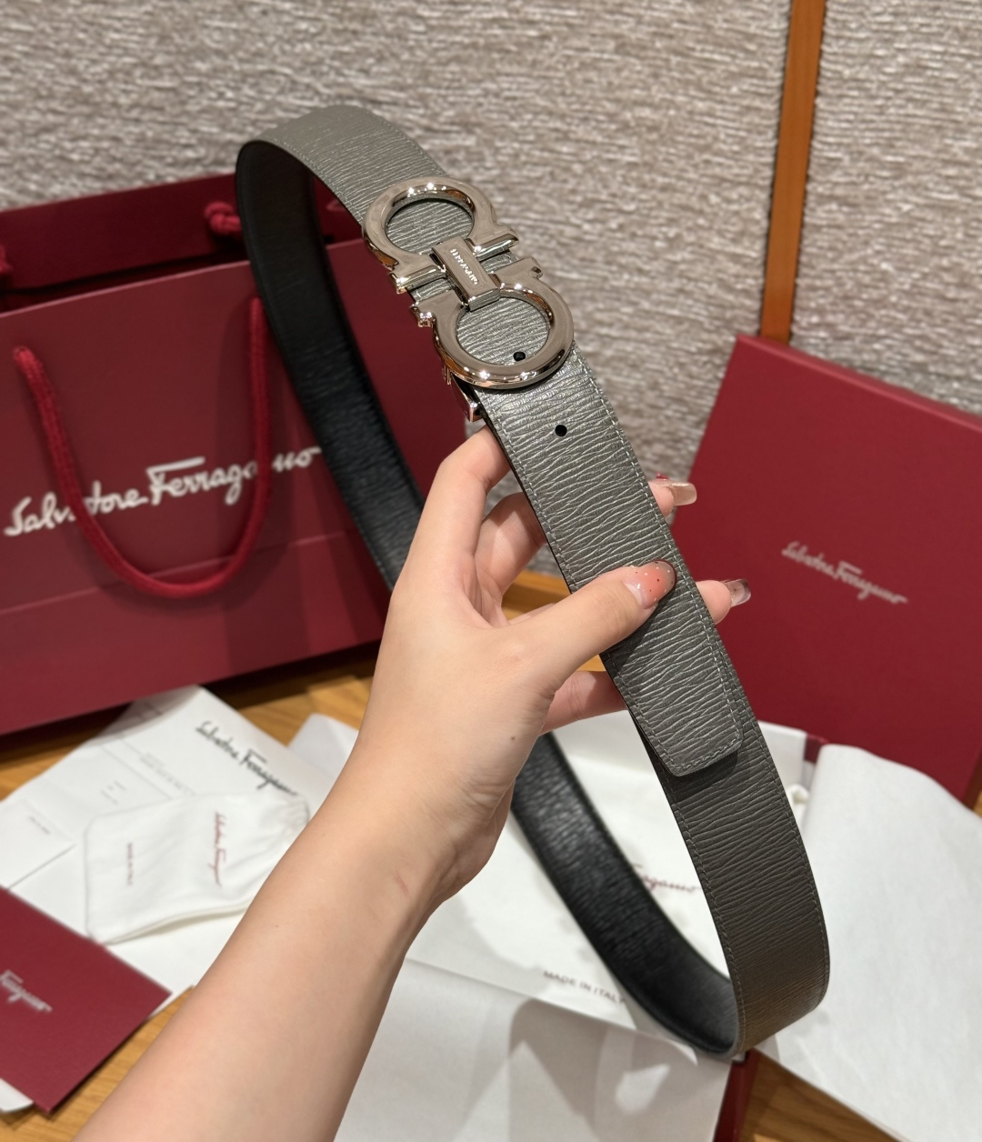 SF双面可调式Gancini皮带删繁就简，这款皮带造型简约，是现代时髦风格的典范，皮带由锤纹牛皮革制成，