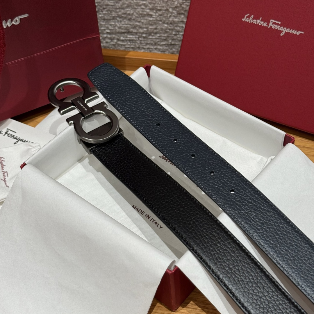 SF双面可调式Gancini皮带删繁就简，这款皮带造型简约，是现代时髦风格的典范，皮带由锤纹牛皮革制成，