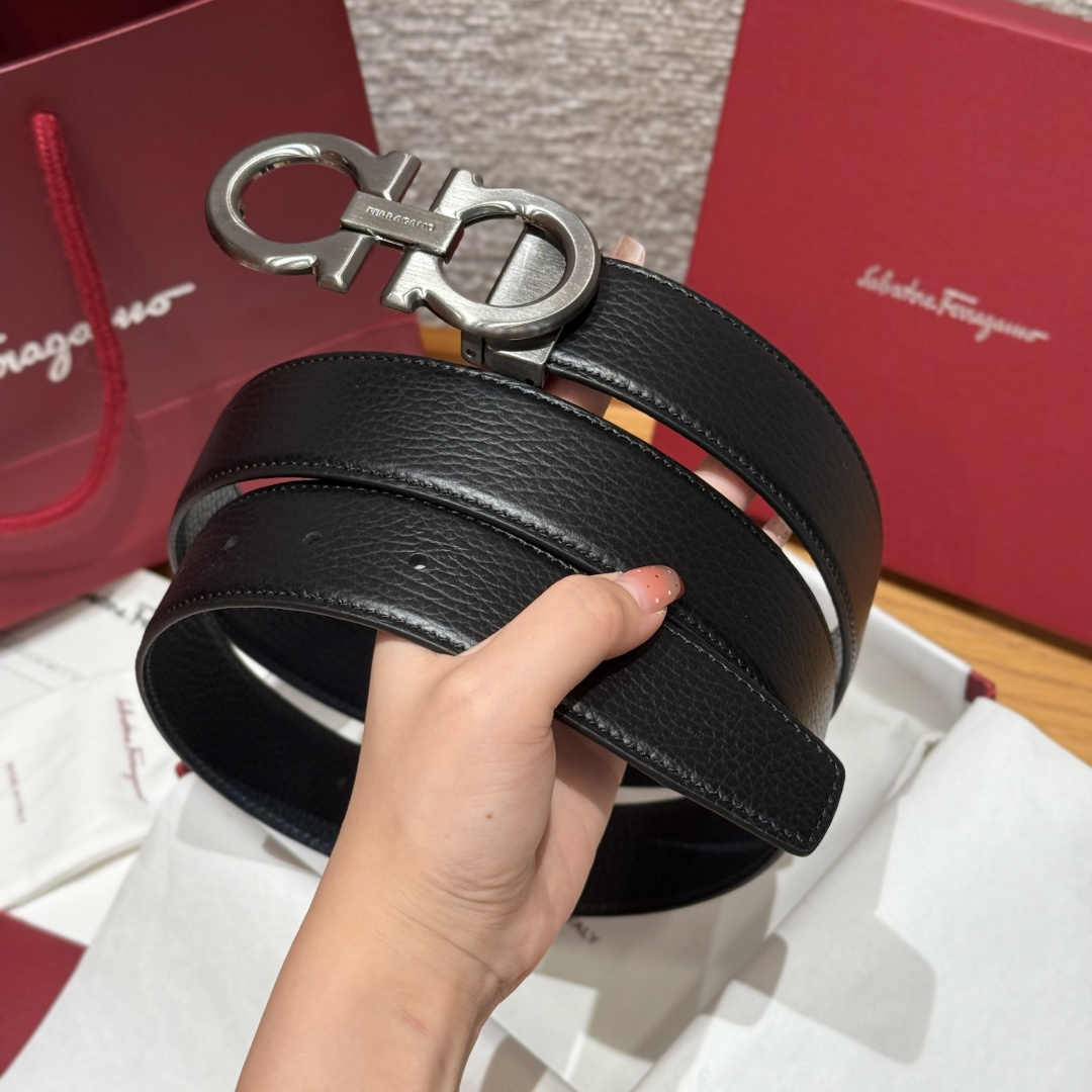 SF双面可调式Gancini皮带删繁就简，这款皮带造型简约，是现代时髦风格的典范，皮带由锤纹牛皮革制成，