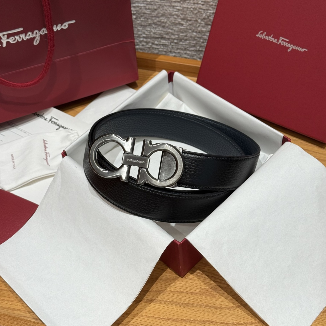 NO:641686,SF Double-sided Adjustable Gancini Belt Cutting out the complexities, this belt has a simple shape and is a model of modern fashionable style. The belt is made of hammered cow leather and has a double-sided design to interpret two styles. The ruthenium gray Gancini buckle highlights the overall shape and the length is adjustable to achieve a tailor-made slimming effect. Width 3.5cm, belt, cowhide19860909SF双面可调式Gancini皮带 删繁就简,这款皮带造型简约,是现代时髦风格的典范,皮带由锤纹牛皮革制成,采用双面设计,演绎两种造型风格.钌灰色Gancini扣饰突显整体造型,长度可调节,实现量身定制般的修身效果. 宽度3.5cm,皮带,cowhide,Belt