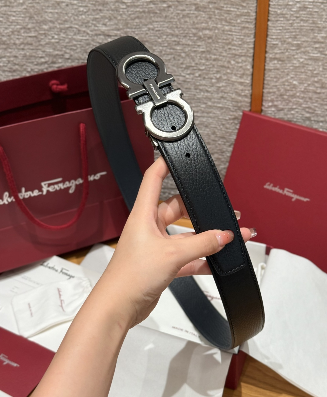 SF双面可调式Gancini皮带删繁就简，这款皮带造型简约，是现代时髦风格的典范，皮带由锤纹牛皮革制成，