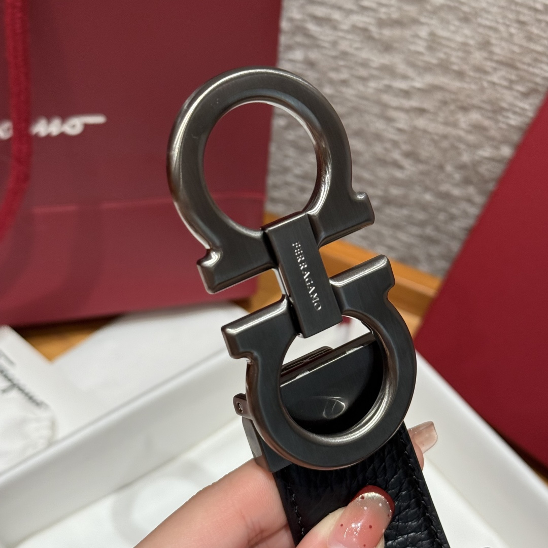 SF双面可调式Gancini皮带删繁就简，这款皮带造型简约，是现代时髦风格的典范，皮带由锤纹牛皮革制成，