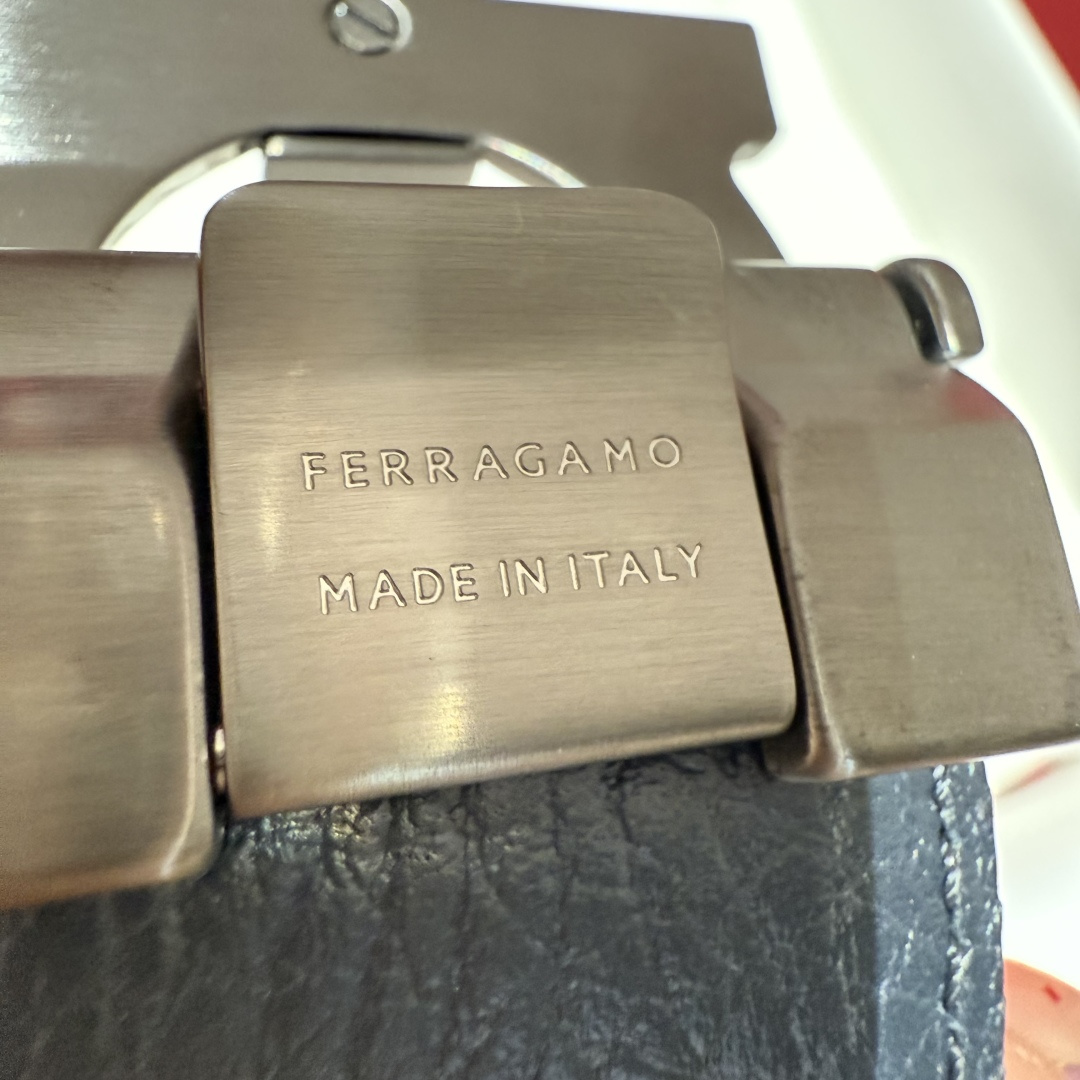 SF双面可调式Gancini皮带删繁就简，这款皮带造型简约，是现代时髦风格的典范，皮带由锤纹牛皮革制成，