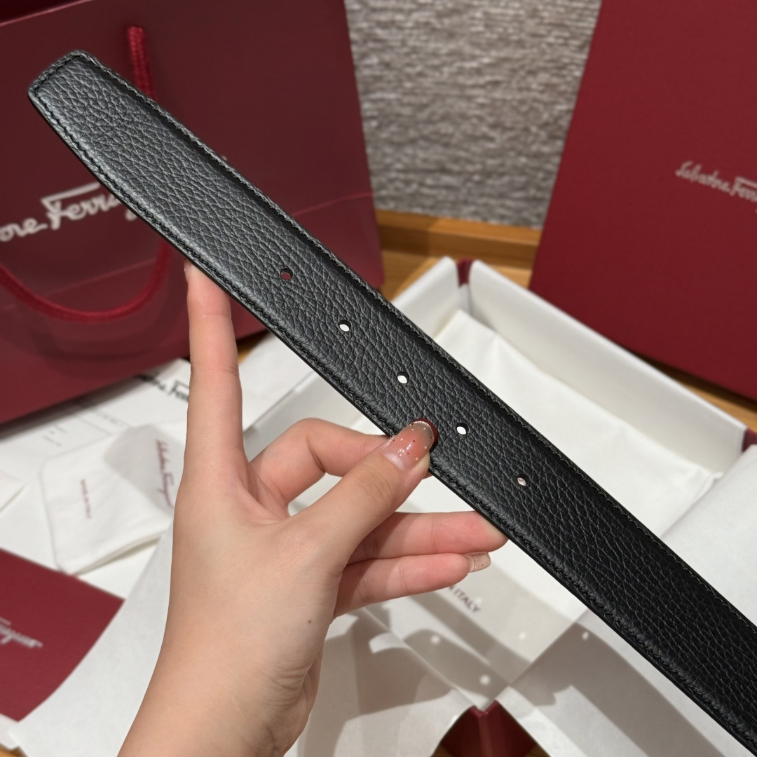 SF双面可调式Gancini皮带删繁就简，这款皮带造型简约，是现代时髦风格的典范，皮带由锤纹牛皮革制成，