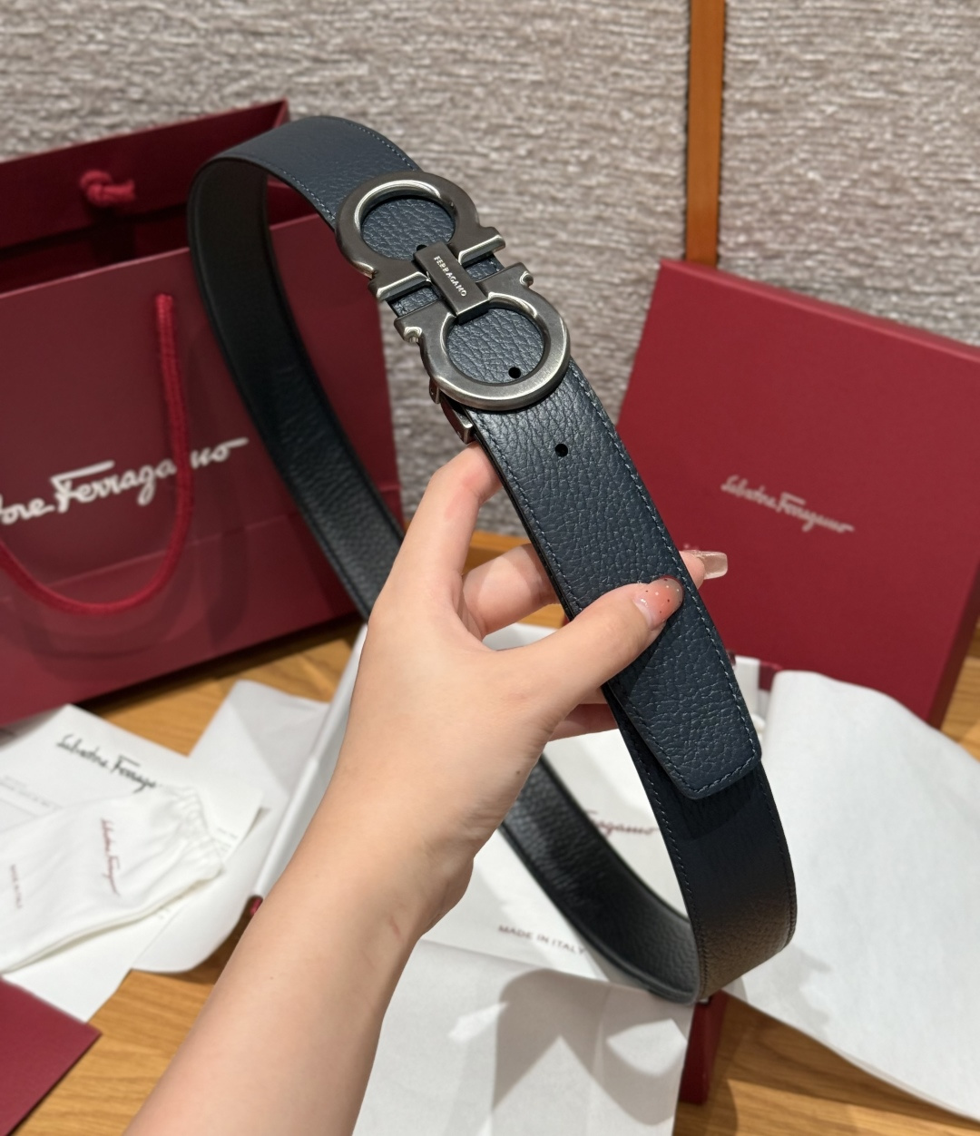 SF双面可调式Gancini皮带删繁就简，这款皮带造型简约，是现代时髦风格的典范，皮带由锤纹牛皮革制成，