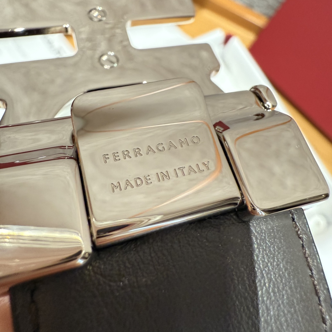 SF双面可调式Gancini皮带这款皮带是品牌的经典配饰之一，高贵优雅，经典不衰，这款皮带配有银色金属经