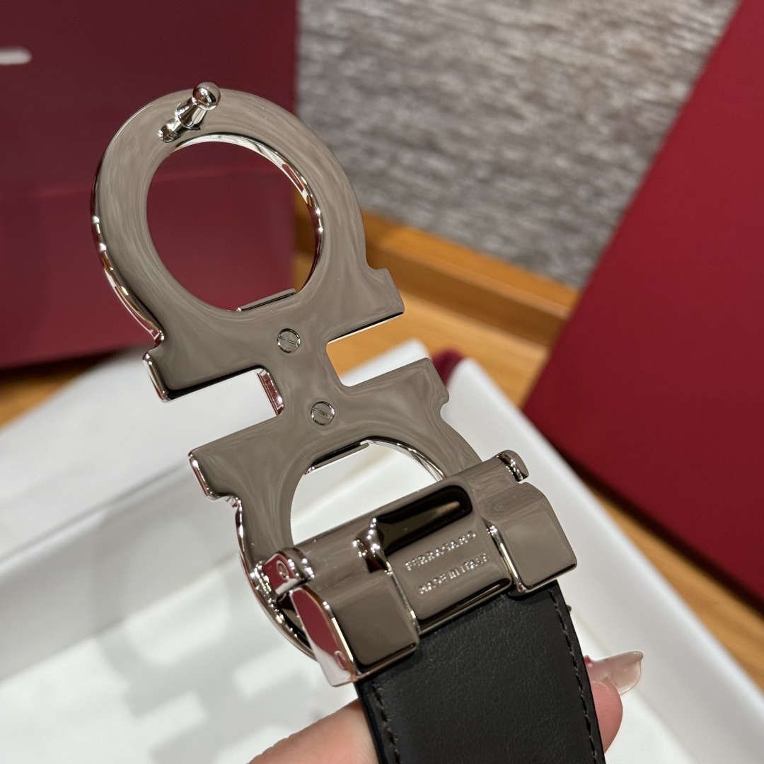 SF双面可调式Gancini皮带这款皮带是品牌的经典配饰之一，高贵优雅，经典不衰，这款皮带配有银色金属经