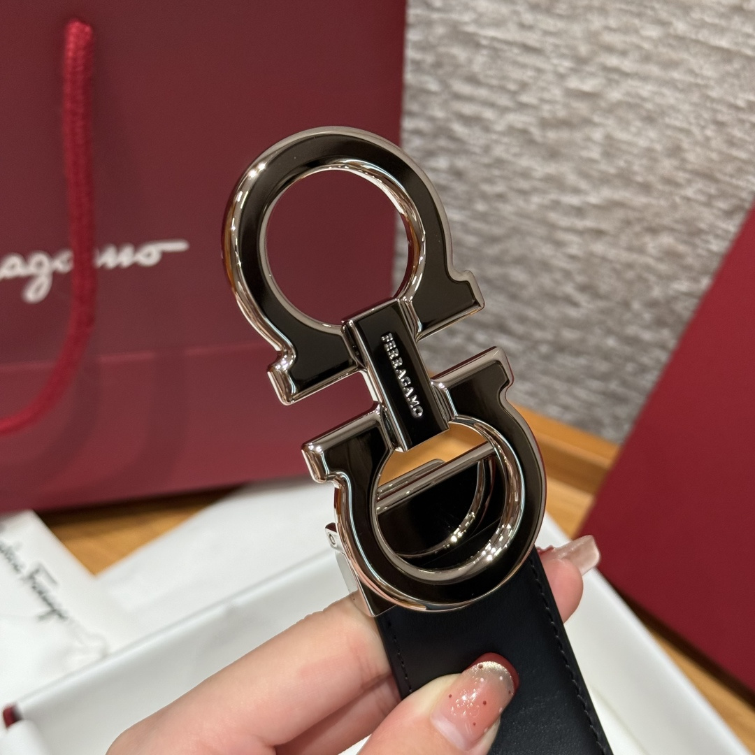 SF双面可调式Gancini皮带这款皮带是品牌的经典配饰之一，高贵优雅，经典不衰，这款皮带配有银色金属经