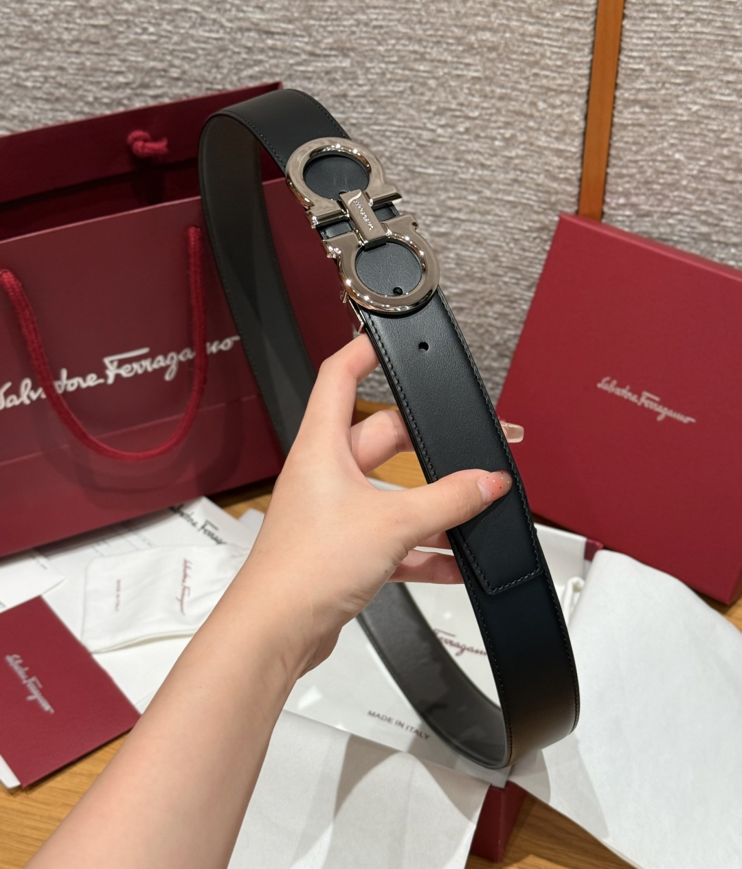 SF双面可调式Gancini皮带这款皮带是品牌的经典配饰之一，高贵优雅，经典不衰，这款皮带配有银色金属经