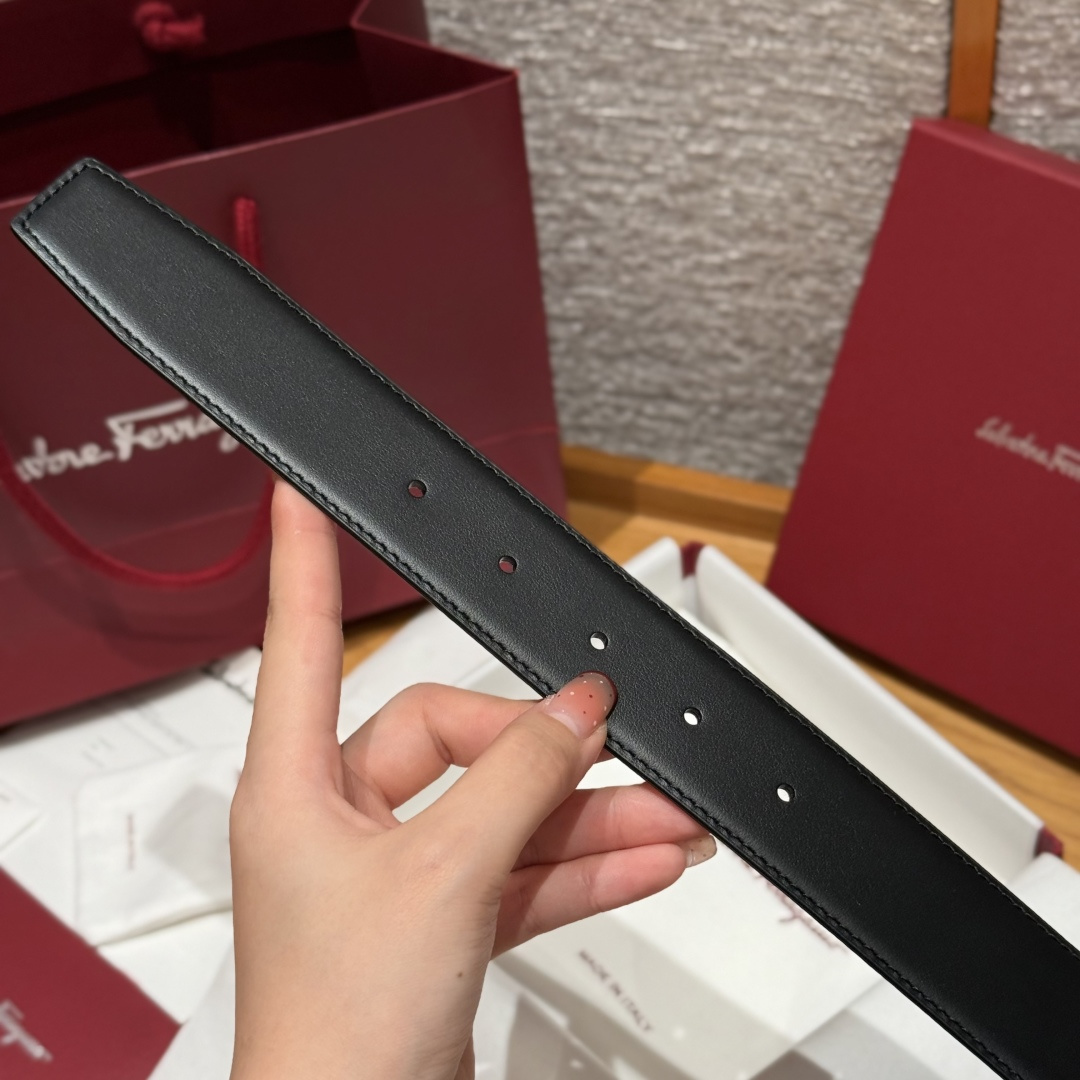 SF双面可调式Gancini皮带这款皮带是品牌的经典配饰之一，高贵优雅，经典不衰，这款皮带配有银色金属经