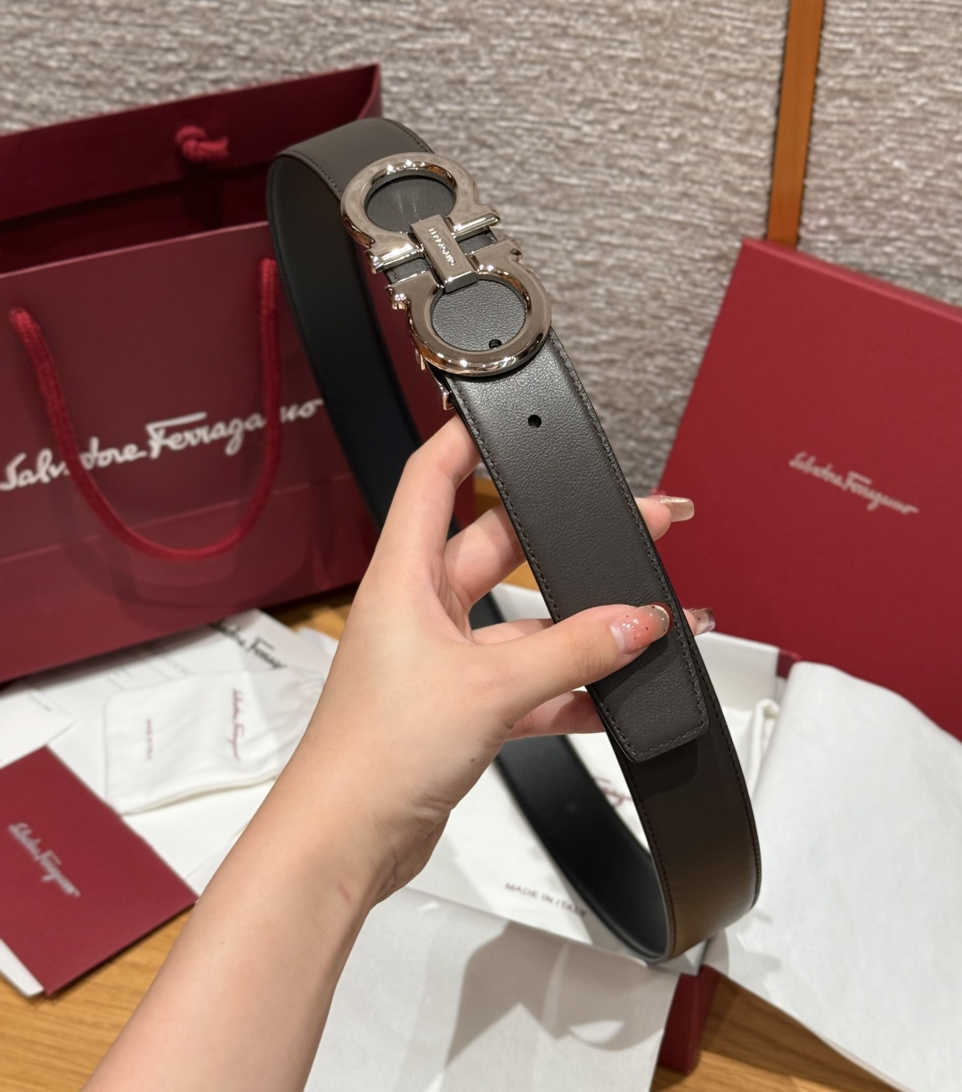 SF双面可调式Gancini皮带这款皮带是品牌的经典配饰之一，高贵优雅，经典不衰，这款皮带配有银色金属经