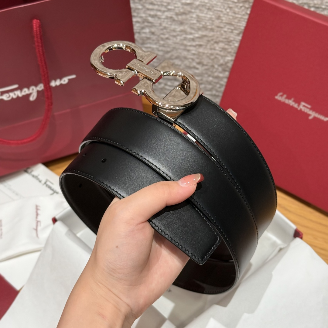 SF双面可调式Gancini皮带这款皮带是品牌的经典配饰之一，高贵优雅，经典不衰，这款皮带配有银色金属经