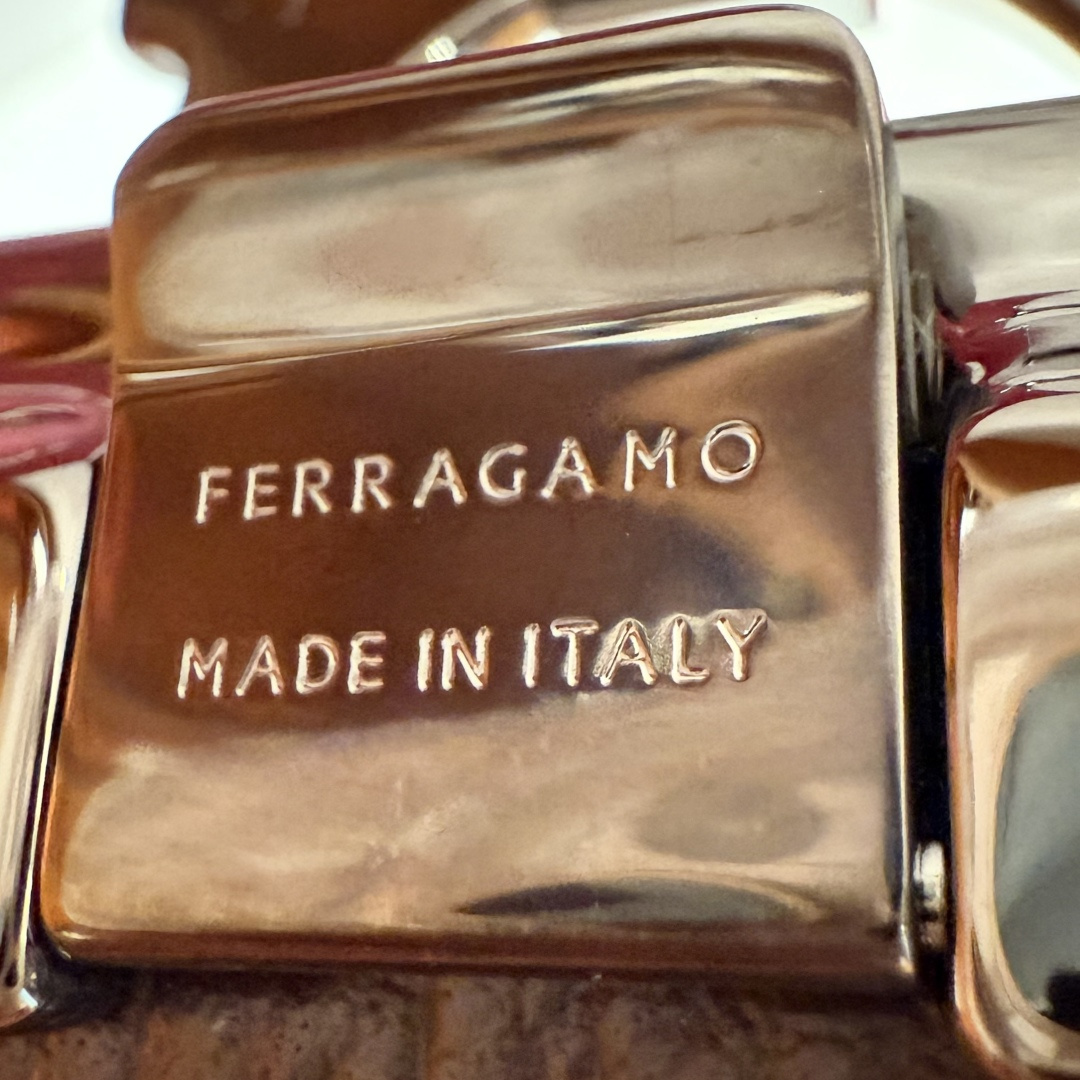 SF双面可调式Gancini皮带删繁就简，这款皮带造型简约，是现代时髦风格的典范，皮带由锤纹牛皮革制成，