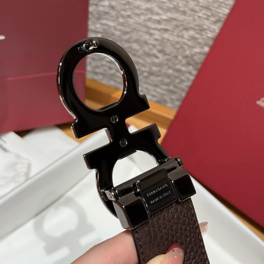 SF双面可调式Gancini皮带删繁就简，这款皮带造型简约，是现代时髦风格的典范，皮带由锤纹牛皮革制成，