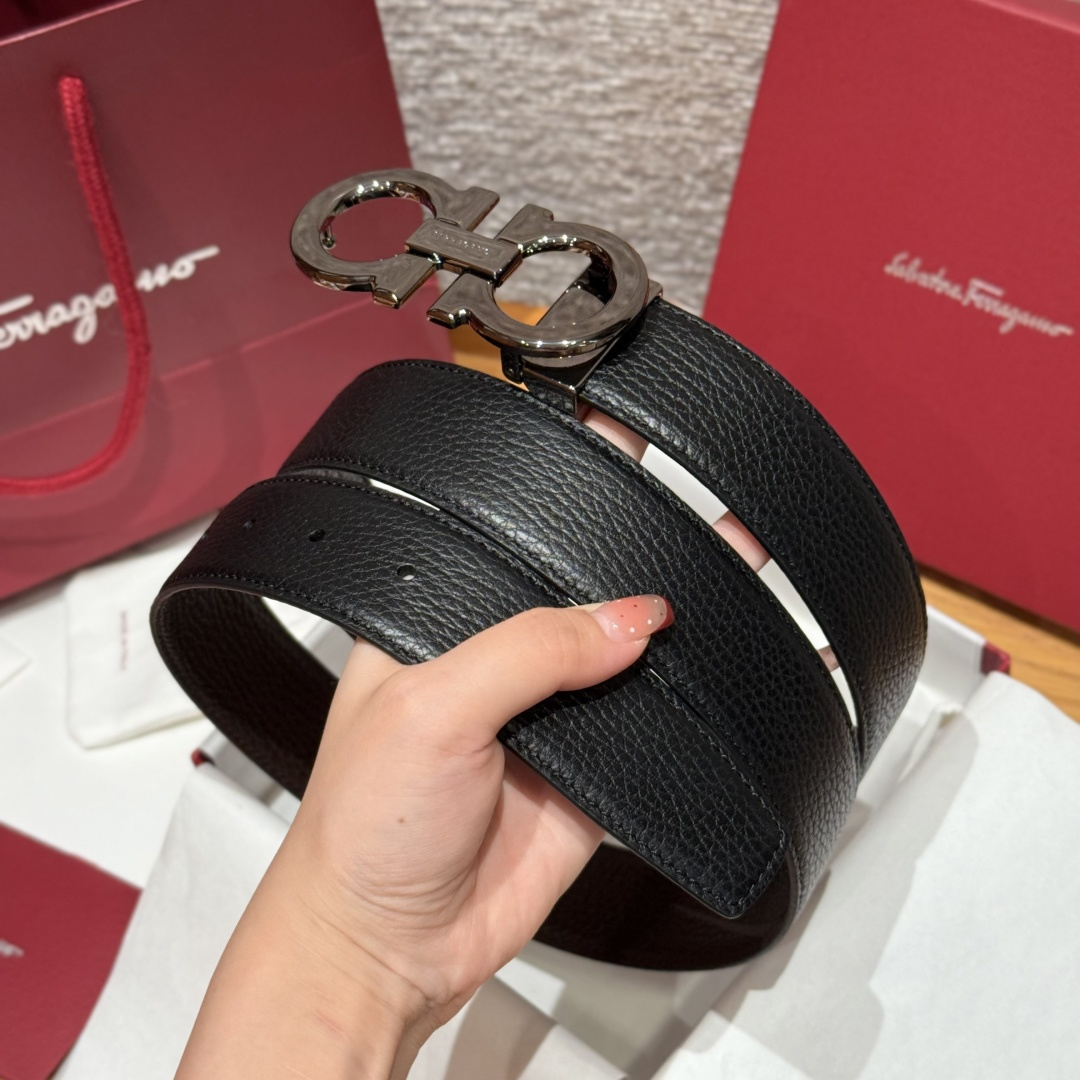 SF双面可调式Gancini皮带删繁就简，这款皮带造型简约，是现代时髦风格的典范，皮带由锤纹牛皮革制成，