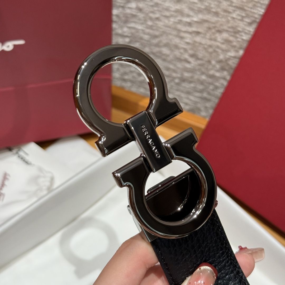 SF双面可调式Gancini皮带删繁就简，这款皮带造型简约，是现代时髦风格的典范，皮带由锤纹牛皮革制成，