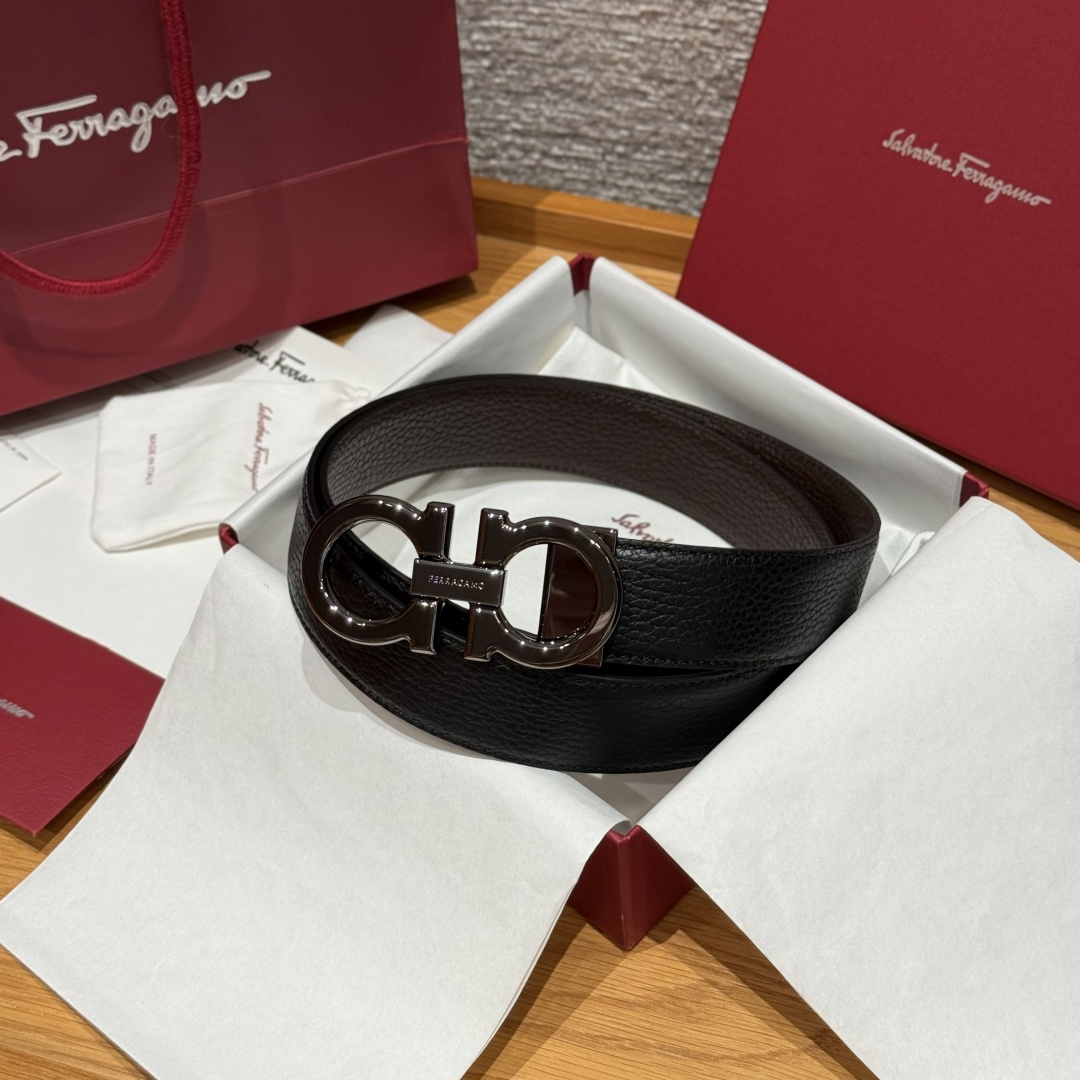 SF双面可调式Gancini皮带删繁就简，这款皮带造型简约，是现代时髦风格的典范，皮带由锤纹牛皮革制成，