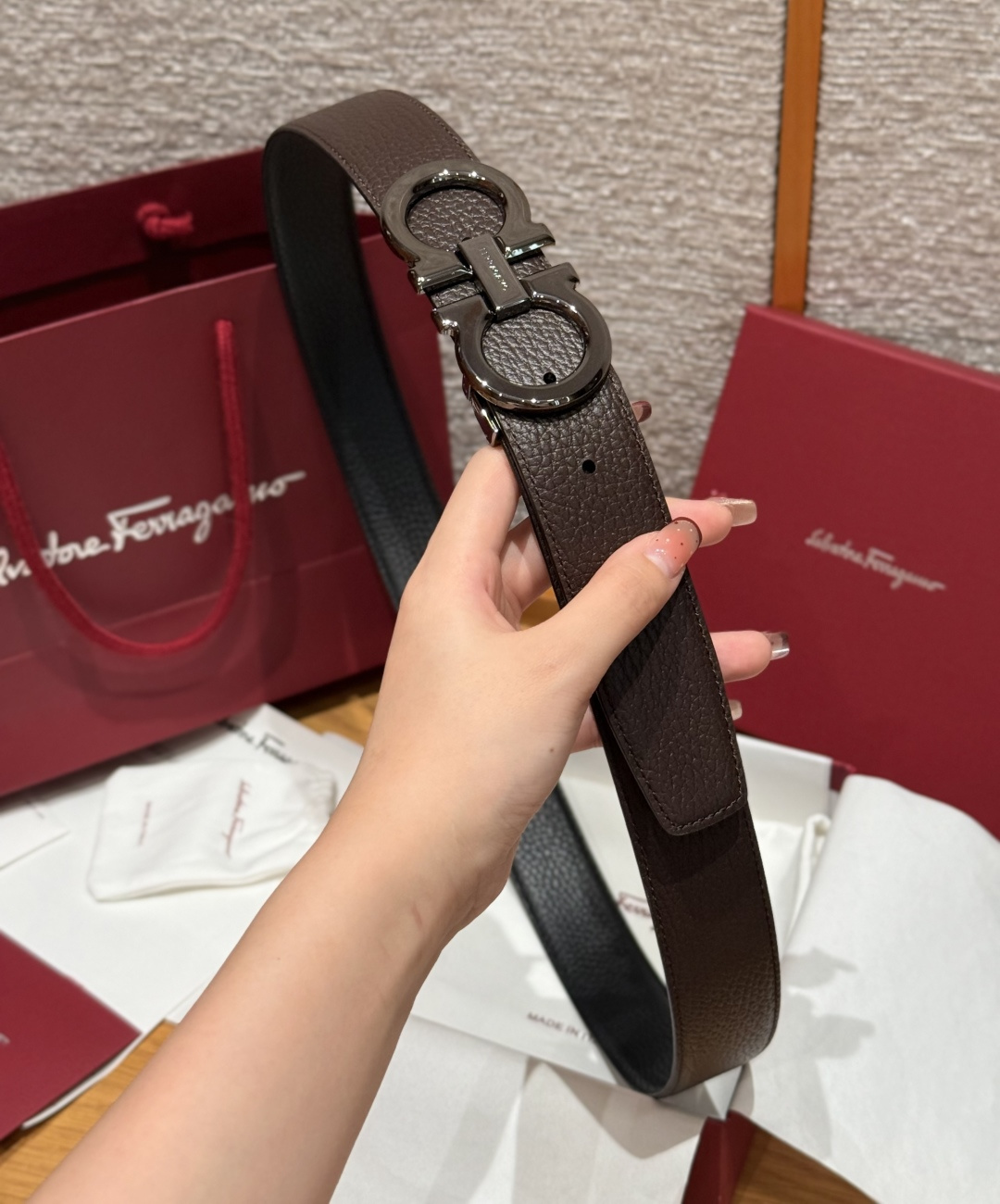 SF双面可调式Gancini皮带删繁就简，这款皮带造型简约，是现代时髦风格的典范，皮带由锤纹牛皮革制成，