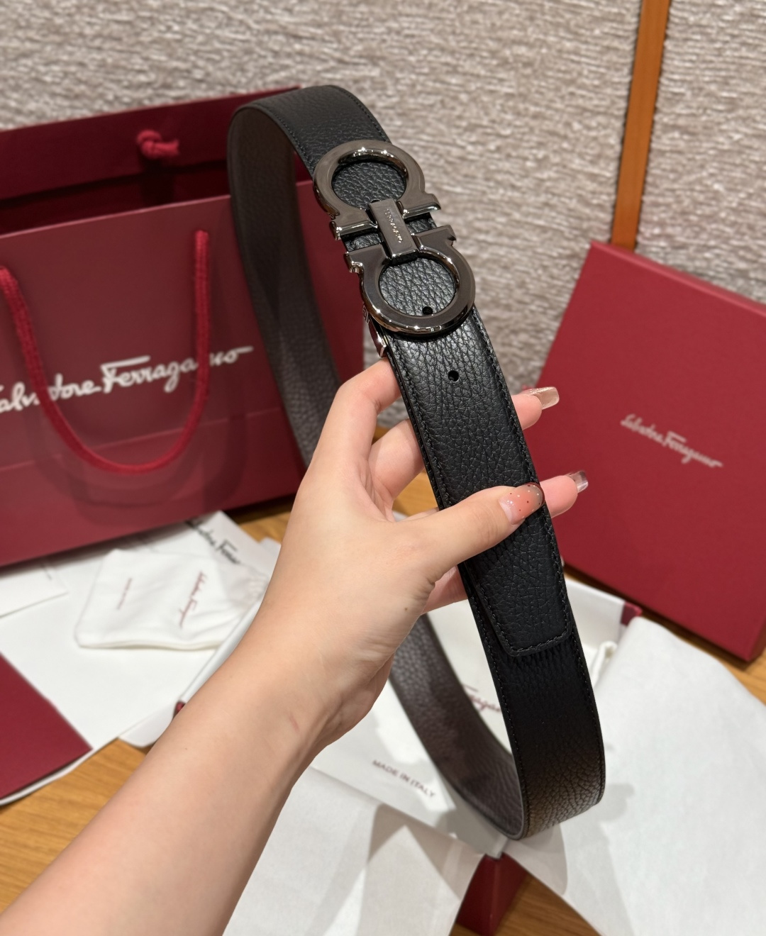 SF双面可调式Gancini皮带删繁就简，这款皮带造型简约，是现代时髦风格的典范，皮带由锤纹牛皮革制成，