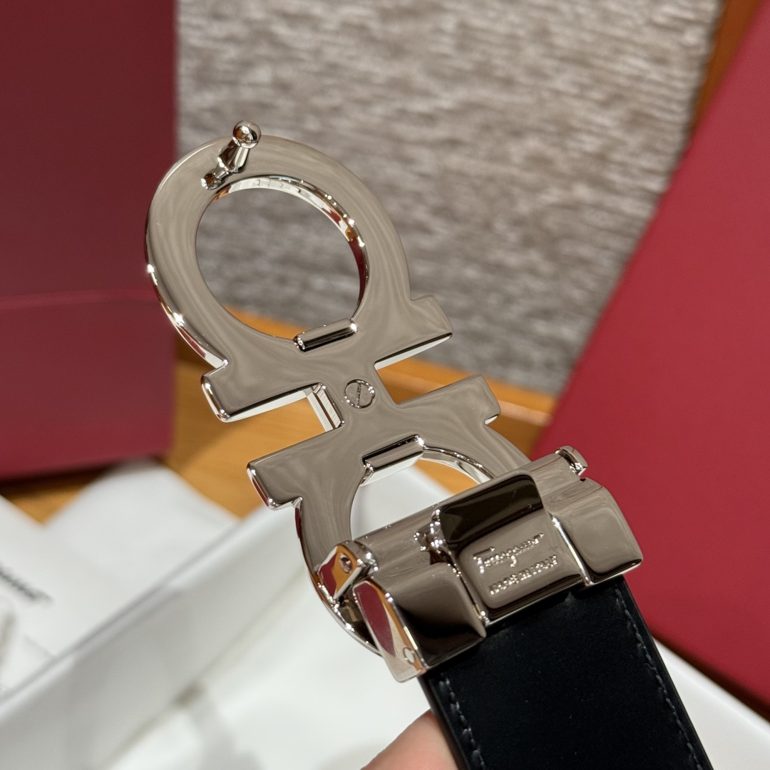 SF双面可调式Gancini皮带这款皮带是品牌的经典配饰之一，高贵优雅，经典不衰，这款皮带配有经典Gan