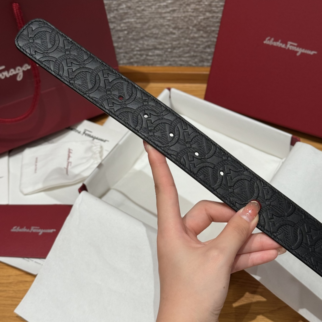 SF双面可调式Gancini皮带这款皮带是品牌的经典配饰之一，高贵优雅，经典不衰，这款皮带配有经典Gan