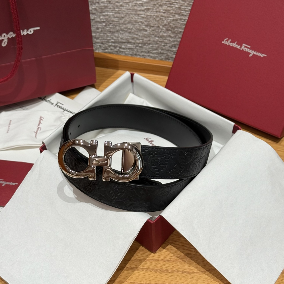 NO:641682,SF Double-sided Adjustable Gancini Belt This belt is one of the brand's classic accessories. It is noble, elegant and timeless. This belt is equipped with a classic Gancini buckle and is embellished with the brand's letter logo. It is unique. The belt has a double-sided design and the length is adjustable to achieve a tailor-made slimming effect and flexibly interpret various styles. Width 3.5cm, belt19860909SF双面可调式Gancini皮带 这款皮带是品牌的经典配饰之一,高贵优雅,经典不衰,这款皮带配有经典Gancini扣饰,点缀品牌字母标识,别具匠心,皮带采用双面设计,长度可调节,实现量身定制般的修身效果,灵活演绎百变造型. 宽度3.5cm,皮带,Belt