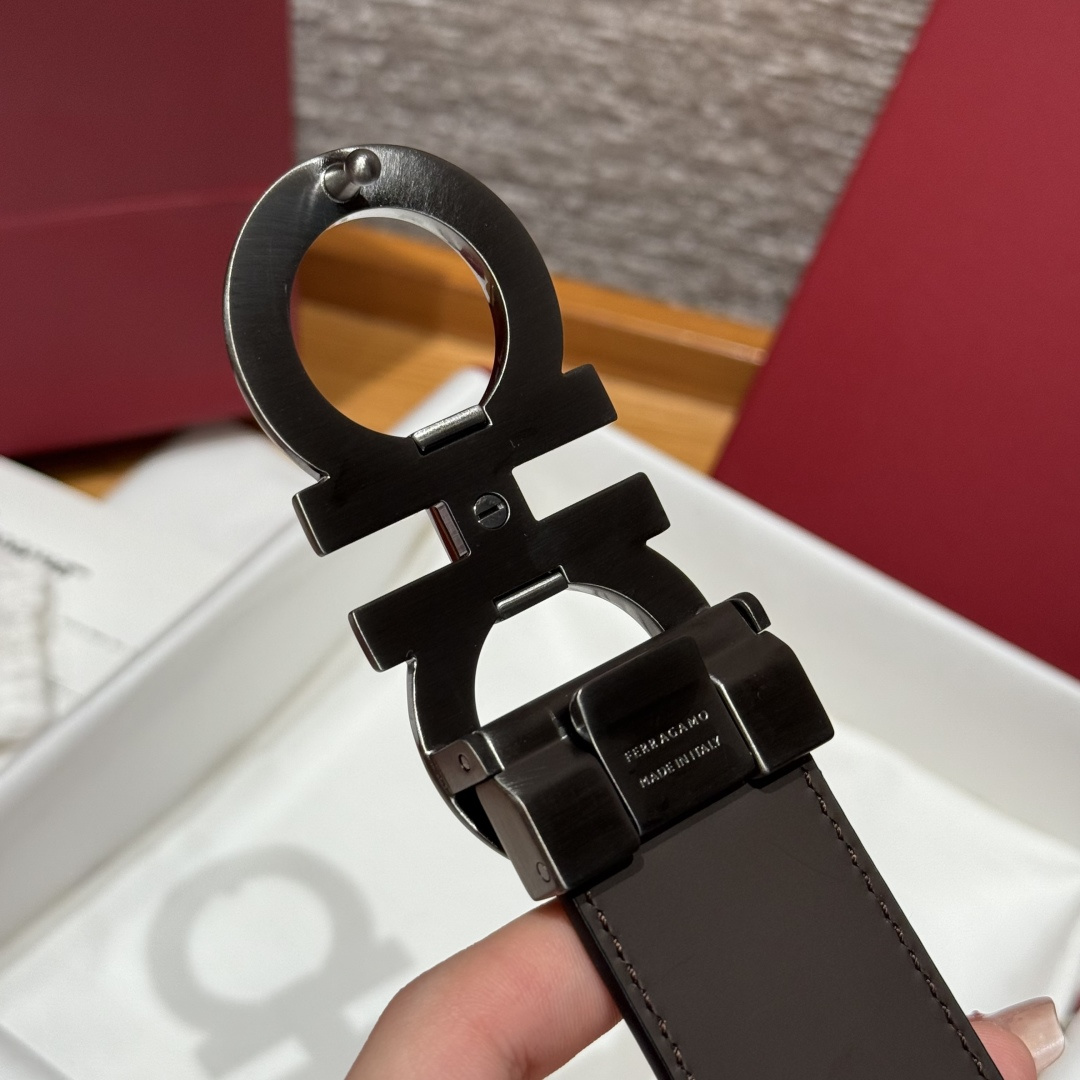 SF双面可调式Gancini皮带这款皮带是品牌的经典配饰之一，高贵优雅，经典不衰，这款皮带配有经典Gan