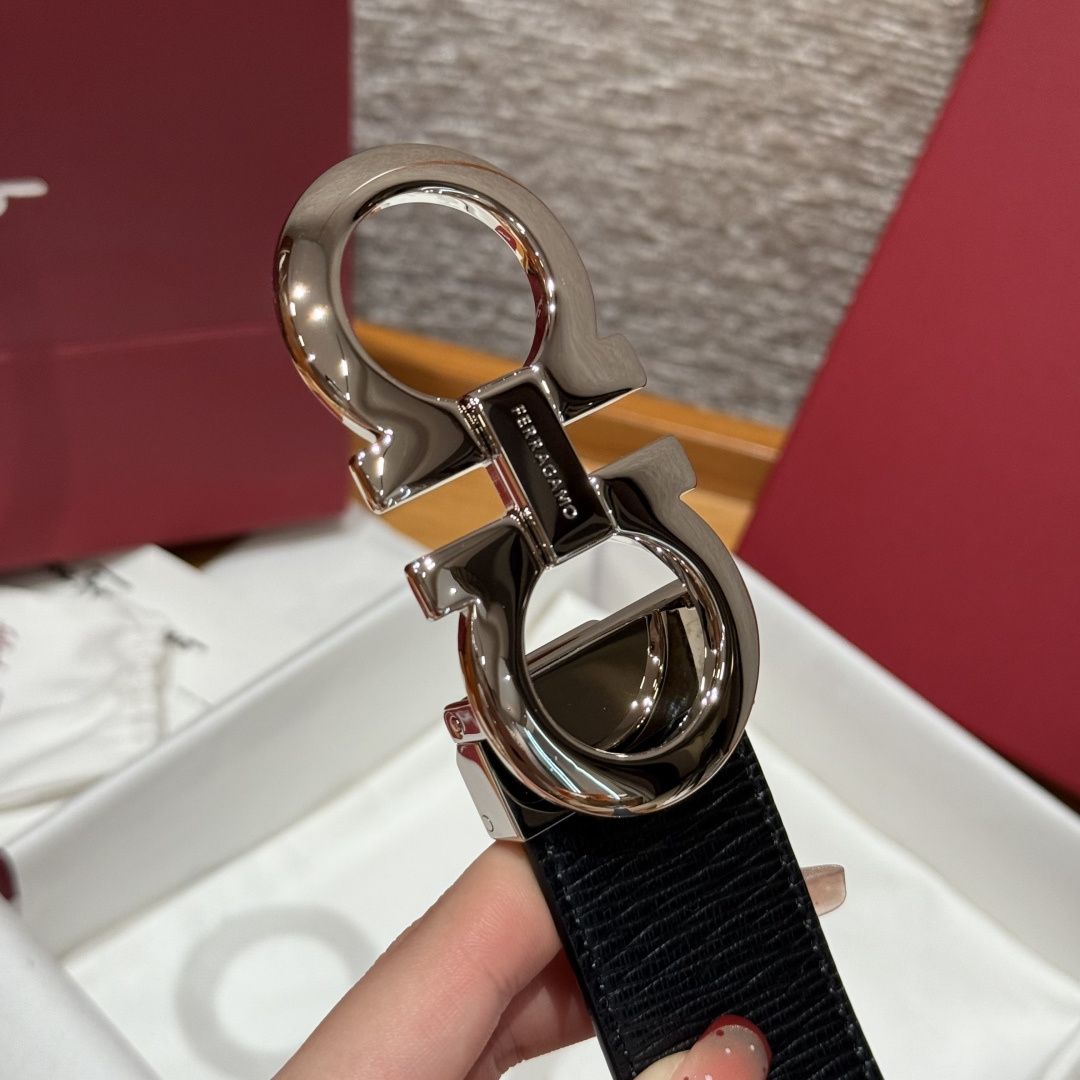 SF双面可调式Gancini皮带这款皮带是品牌的经典配饰之一，高贵优雅，经典不衰，这款皮带配有经典Gan