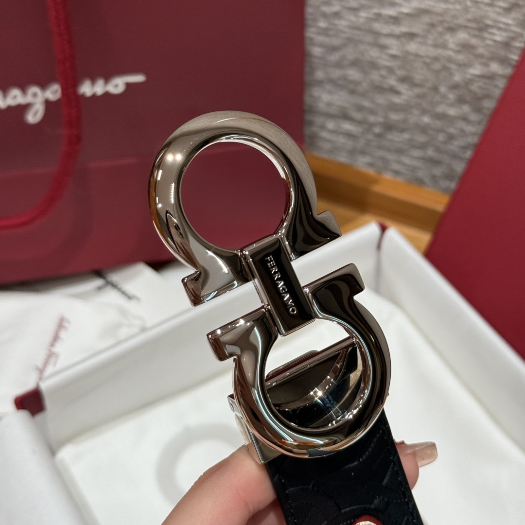 SF双面可调式Gancini皮带这款皮带是品牌的经典配饰之一，高贵优雅，经典不衰，这款皮带配有经典Gan