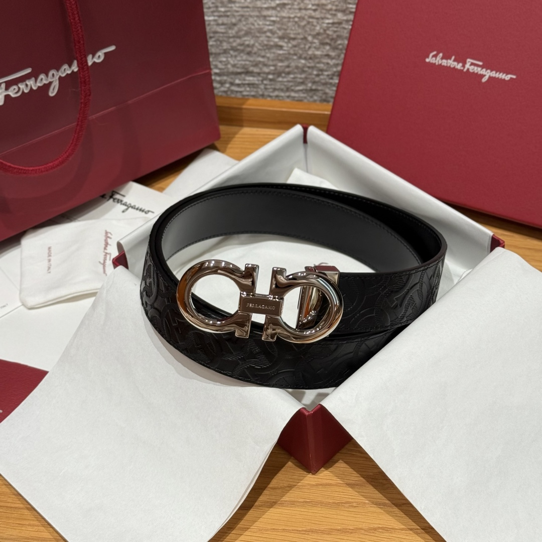 NO:641679,SF Double-sided Adjustable Gancini Belt This belt is one of the brand's classic accessories. It is noble, elegant and timeless. This belt is equipped with a classic Gancini buckle and is embellished with the brand's letter logo. It is unique. The belt has a double-sided design and the length is adjustable to achieve a tailor-made slimming effect and flexibly interpret various shapes. Width 3.5cm., Belt19860909SF双面可调式Gancini皮带 这款皮带是品牌的经典配饰之一,高贵优雅,经典不衰,这款皮带配有经典Gancini扣饰,点缀品牌字母标识,别具匠心,皮带采用双面设计,长度可调节,实现量身定制般的修身效果,灵活演绎百变造型. 宽度3.5cm.,皮带,Belt