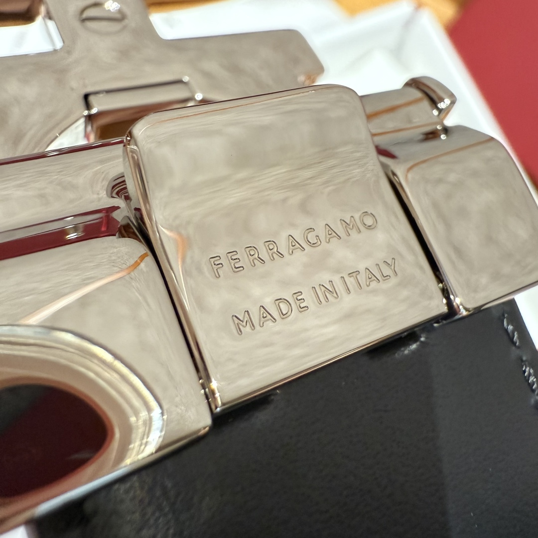 SF双面可调式Gancini皮带这款皮带是品牌的经典配饰之一，高贵优雅，经典不衰，这款皮带配有经典Gan