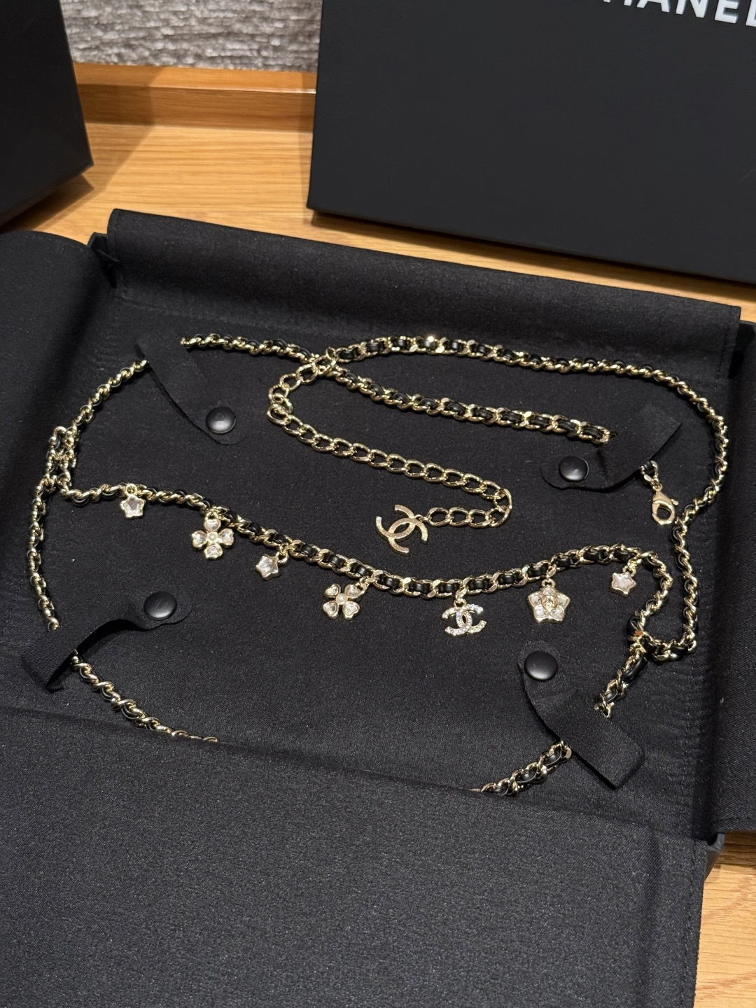 -香家女士腰链经典款皮穿链条⛓️，字母链条腰带，作为装饰腰带，采用最经典的logo和字母设计，采用穿皮设