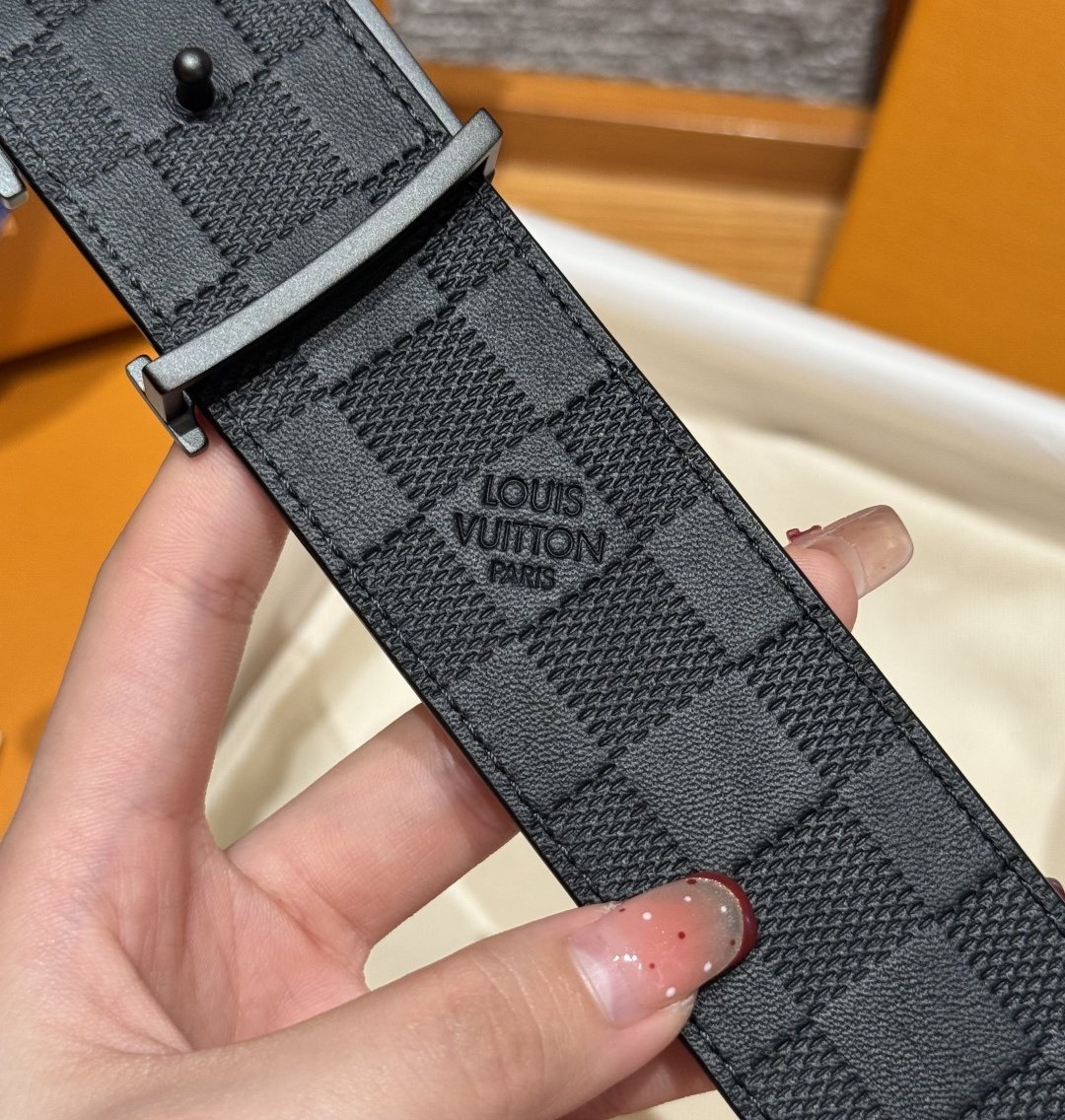 루이비통 이니셜 40mm 리버서블 가죽 벨트 상세 이미지 9