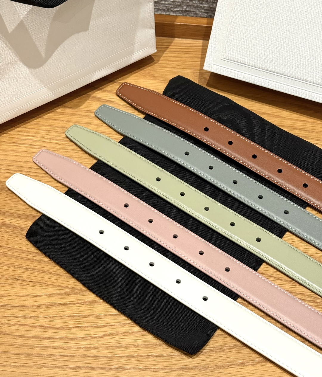 -集合图🥳25毫米皮带Celine这款TAURILLON皮革，牛皮革衬里，中腰，金色饰面，圆形搭扣，等一