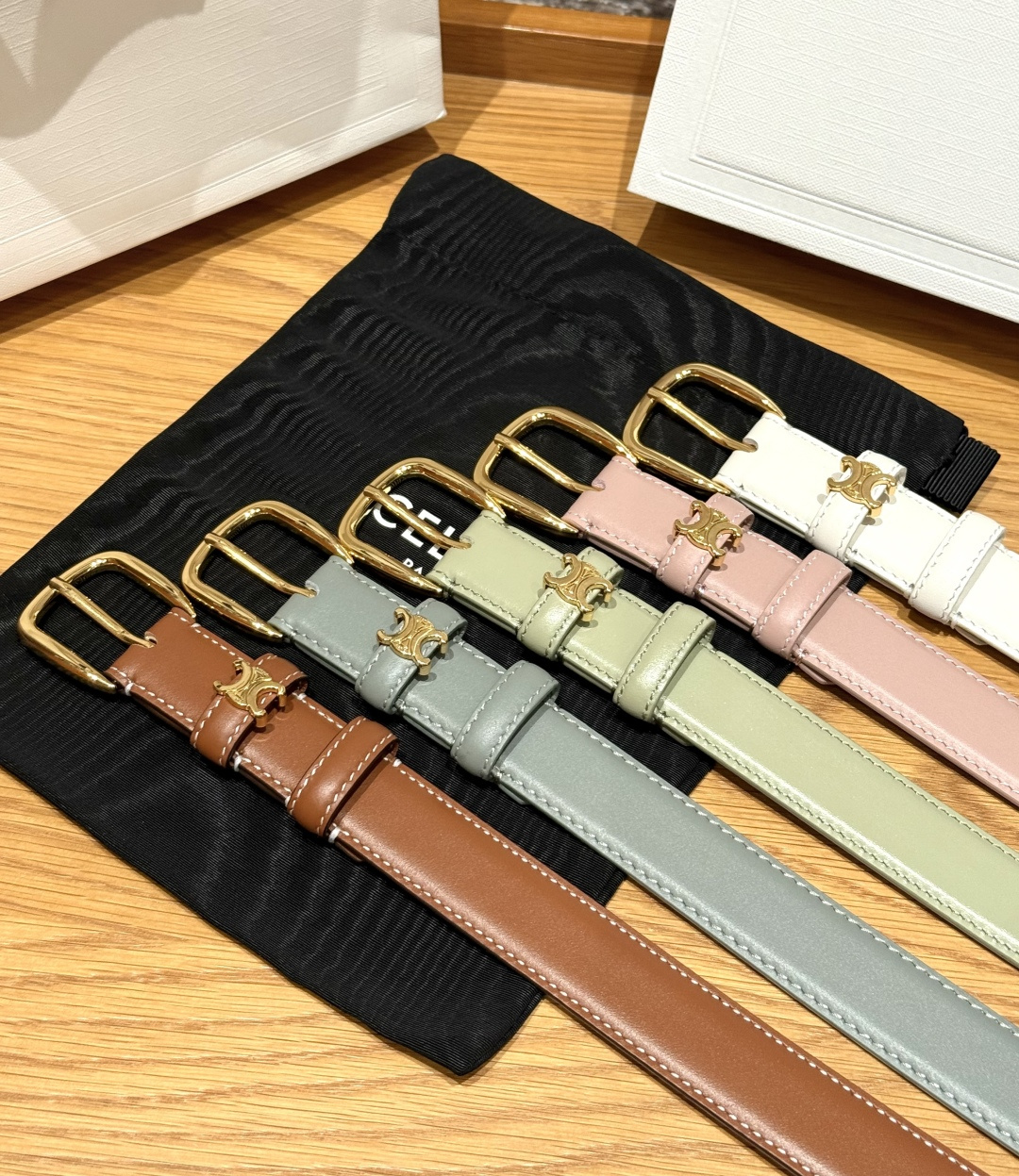 -集合图🥳25毫米皮带Celine这款TAURILLON皮革，牛皮革衬里，中腰，金色饰面，圆形搭扣，等一