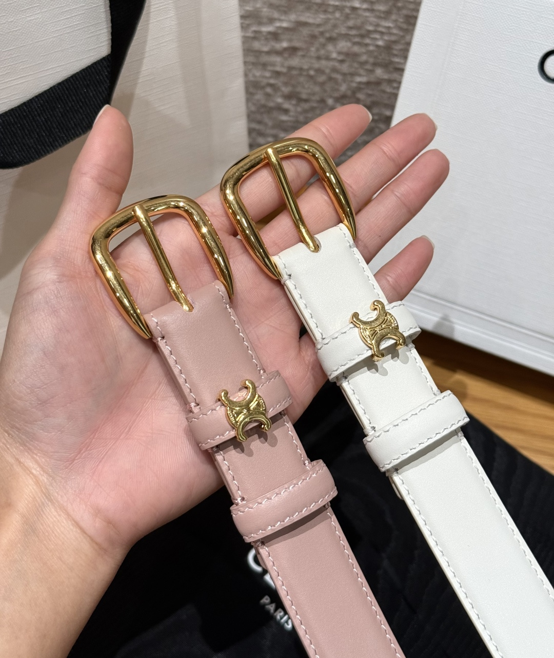 -集合图🥳25毫米皮带Celine这款TAURILLON皮革，牛皮革衬里，中腰，金色饰面，圆形搭扣，等一