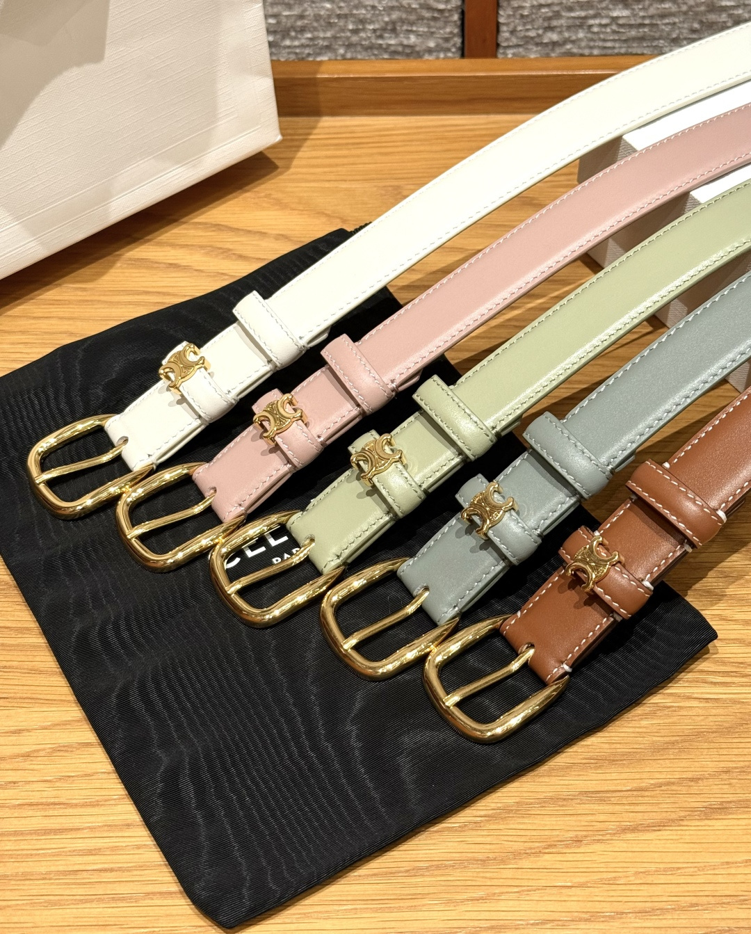 -集合图🥳25毫米皮带Celine这款TAURILLON皮革，牛皮革衬里，中腰，金色饰面，圆形搭扣，等一