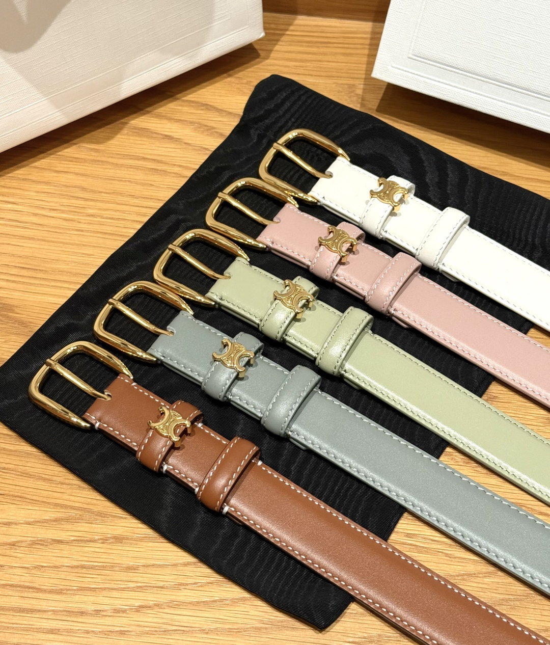 -集合图🥳25毫米皮带Celine这款TAURILLON皮革，牛皮革衬里，中腰，金色饰面，圆形搭扣，等一