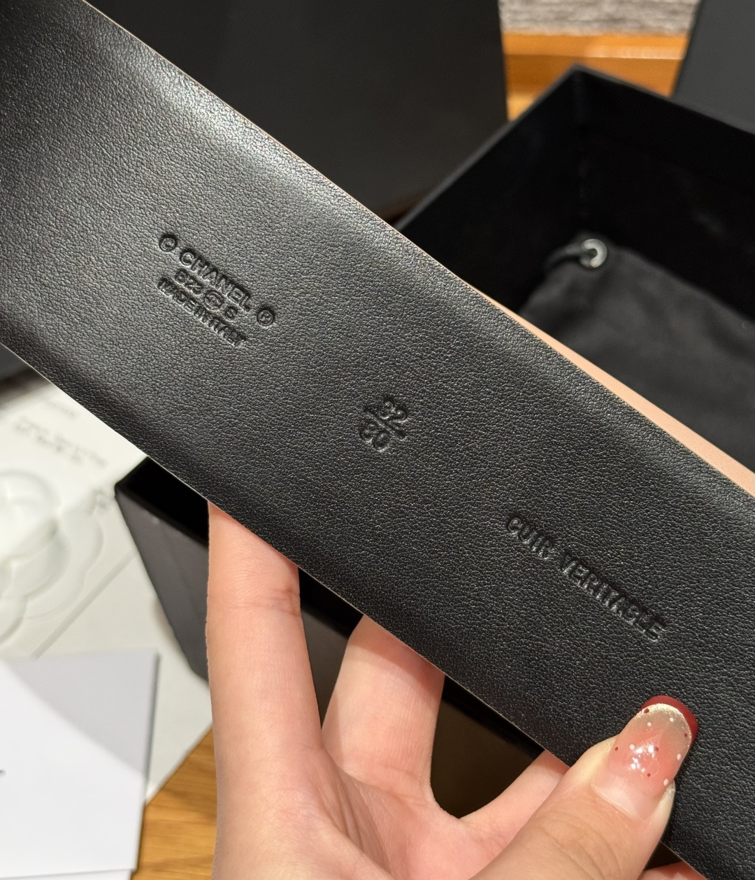 -香家链条腰带Chanel这款链条装饰腰带采用进口牛皮革，搭配金属链条扣，简约又奢华，宽版设计，长度可调