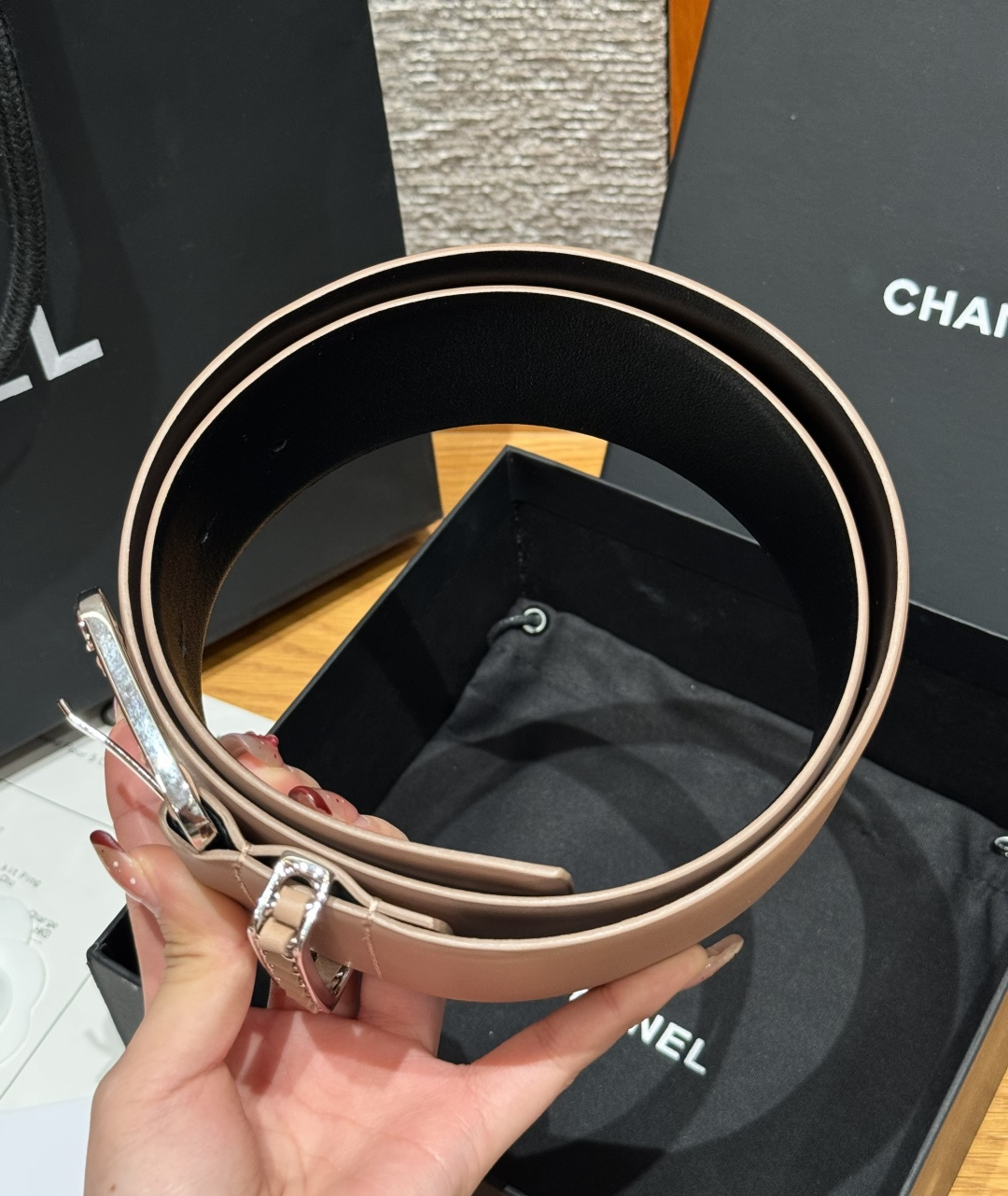 -香家链条腰带Chanel这款链条装饰腰带采用进口牛皮革，搭配金属链条扣，简约又奢华，宽版设计，长度可调