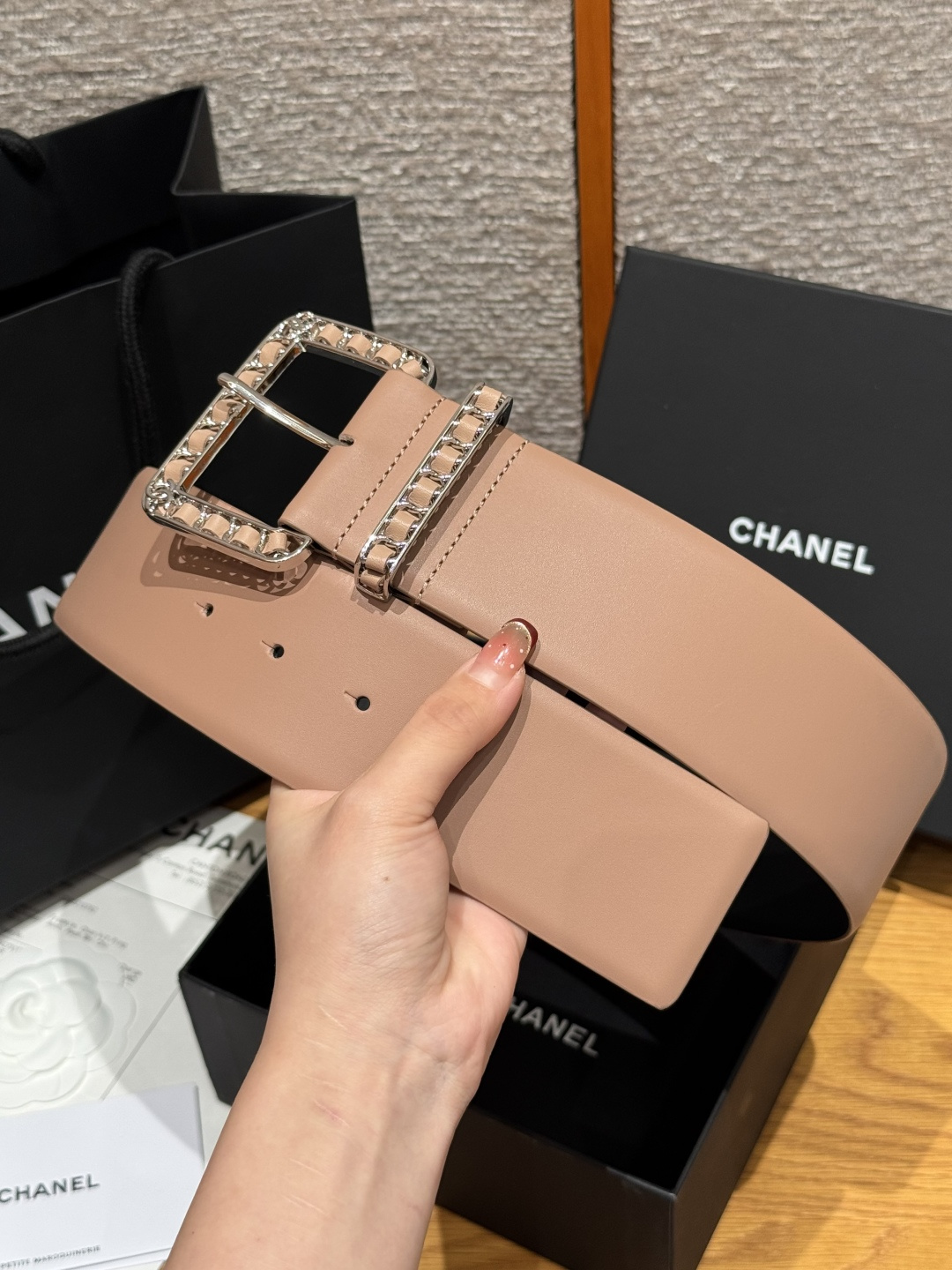 -香家链条腰带Chanel这款链条装饰腰带采用进口牛皮革，搭配金属链条扣，简约又奢华，宽版设计，长度可调