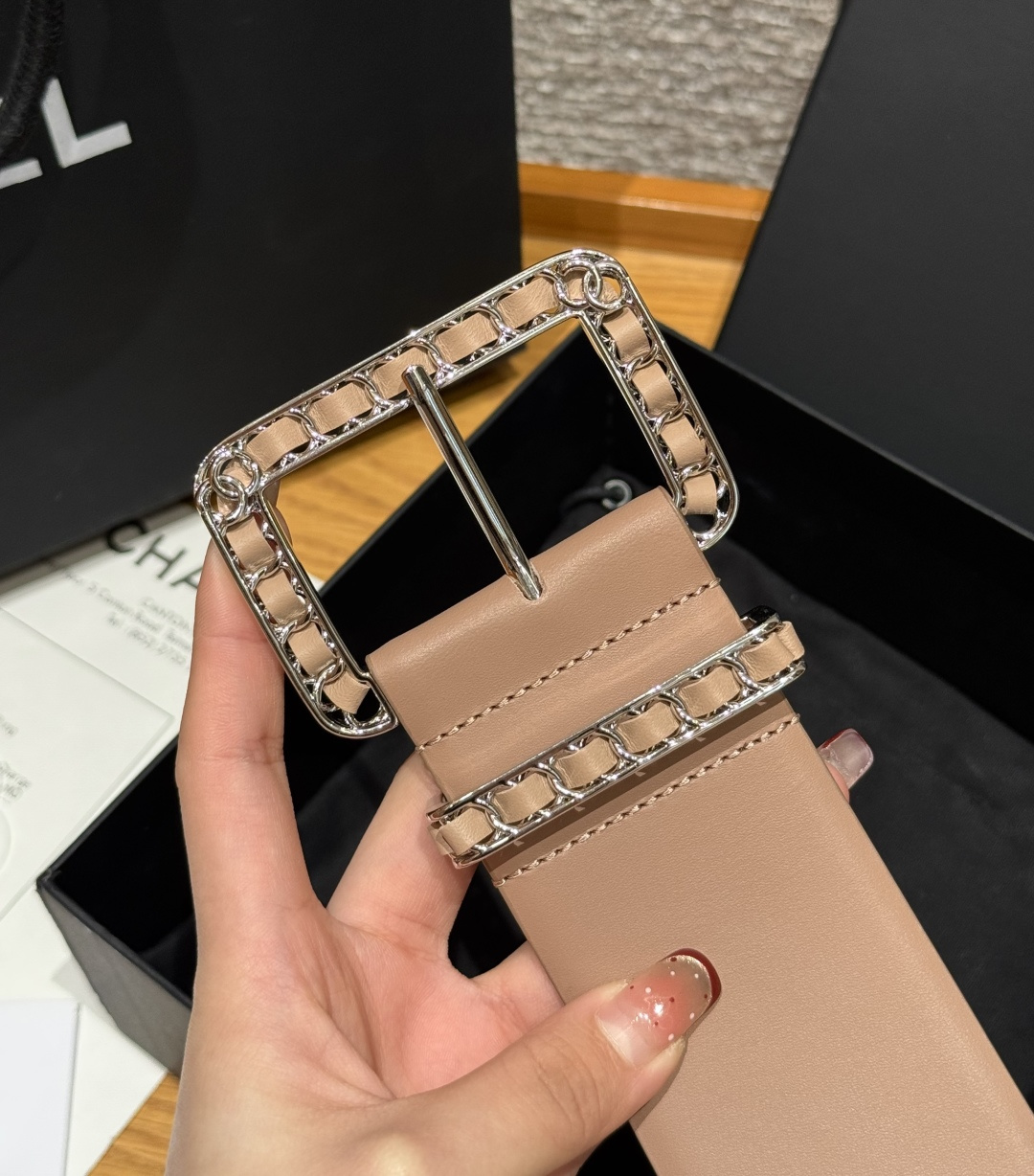 -香家链条腰带Chanel这款链条装饰腰带采用进口牛皮革，搭配金属链条扣，简约又奢华，宽版设计，长度可调